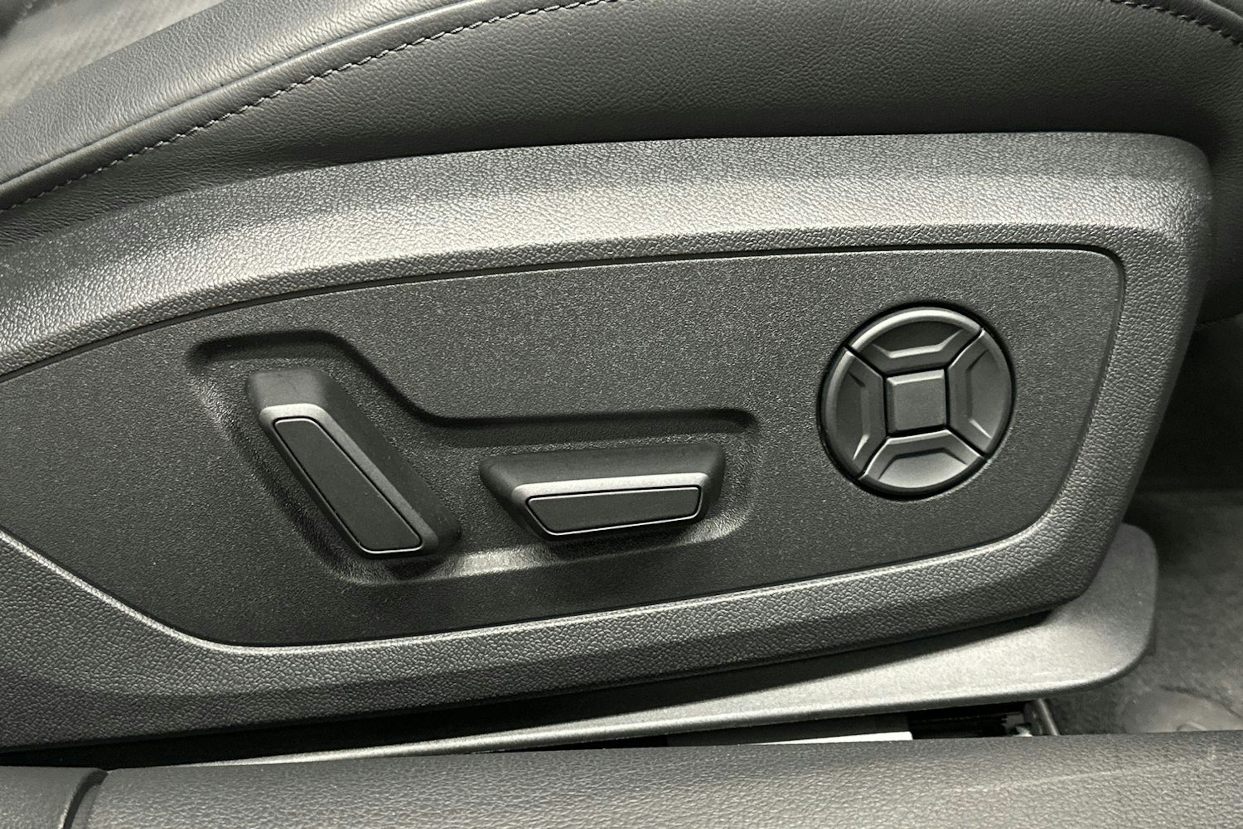 musta Audi A6 2024 kuva 18.