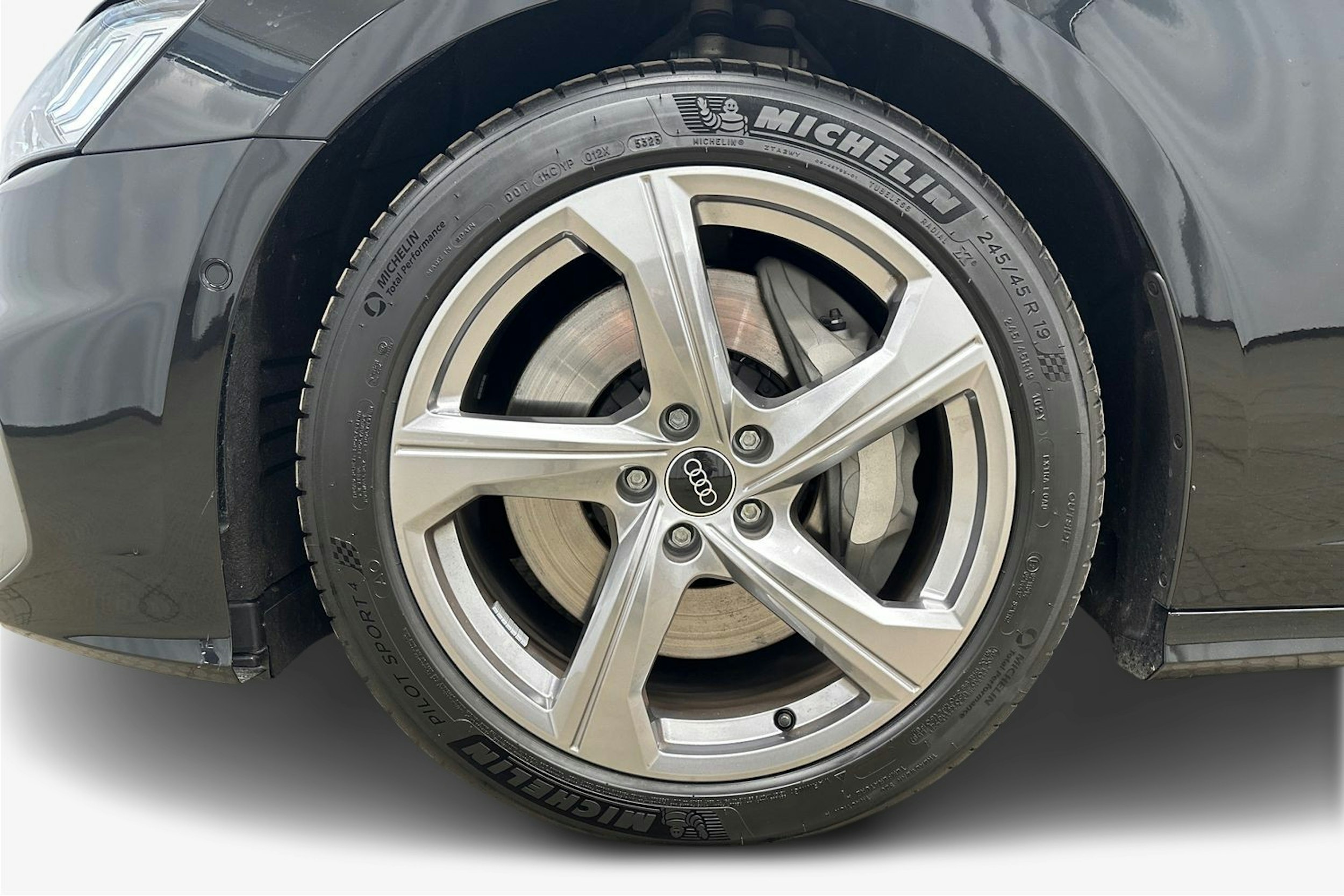 musta Audi A6 2024 kuva 11.