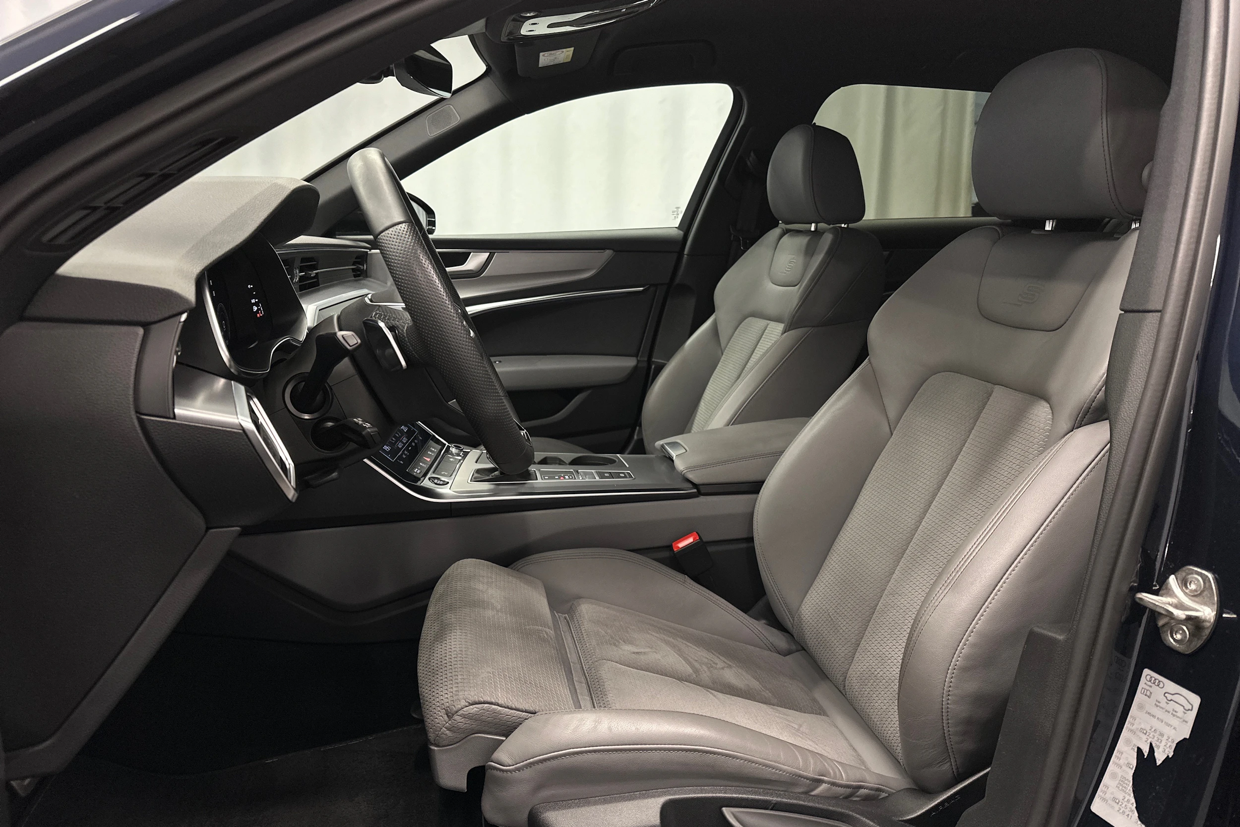 sininen Audi A6 2024 kuva 15.