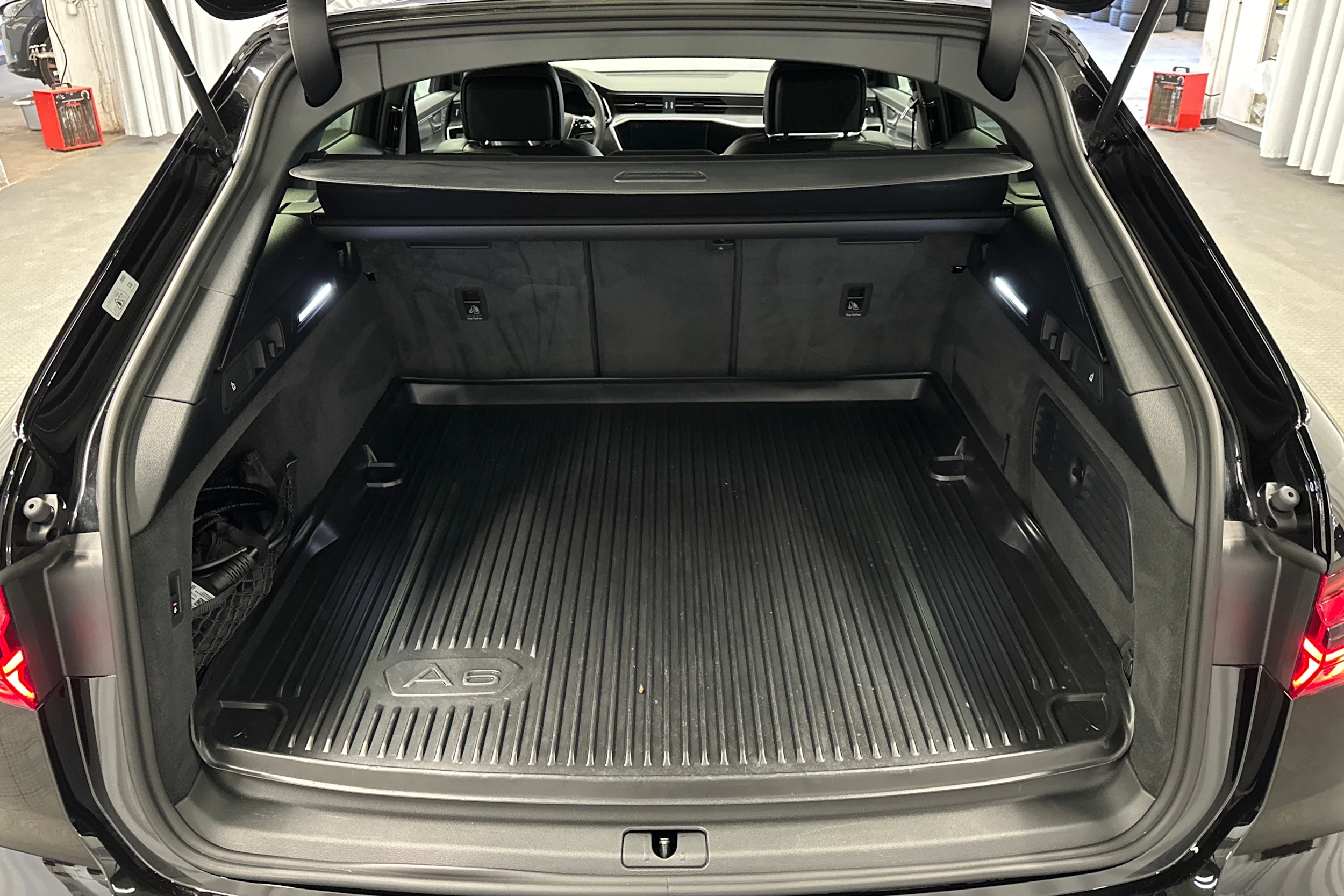 musta Audi A6 2024 kuva 11.