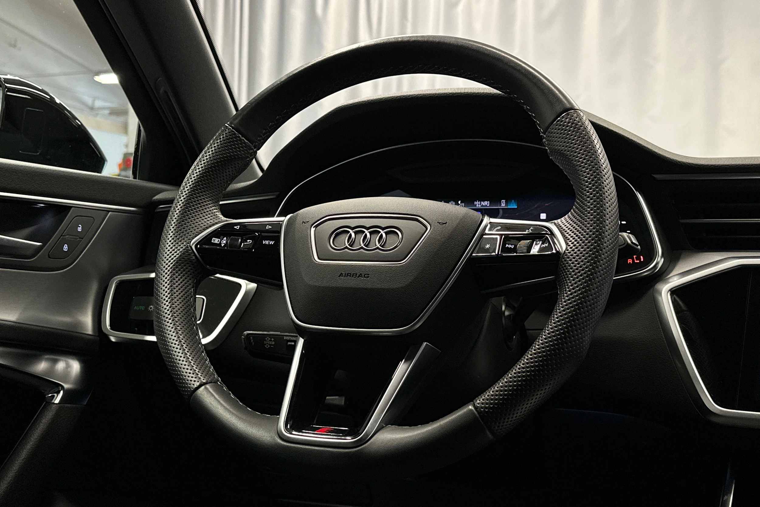 musta Audi A6 2024 kuva 16.