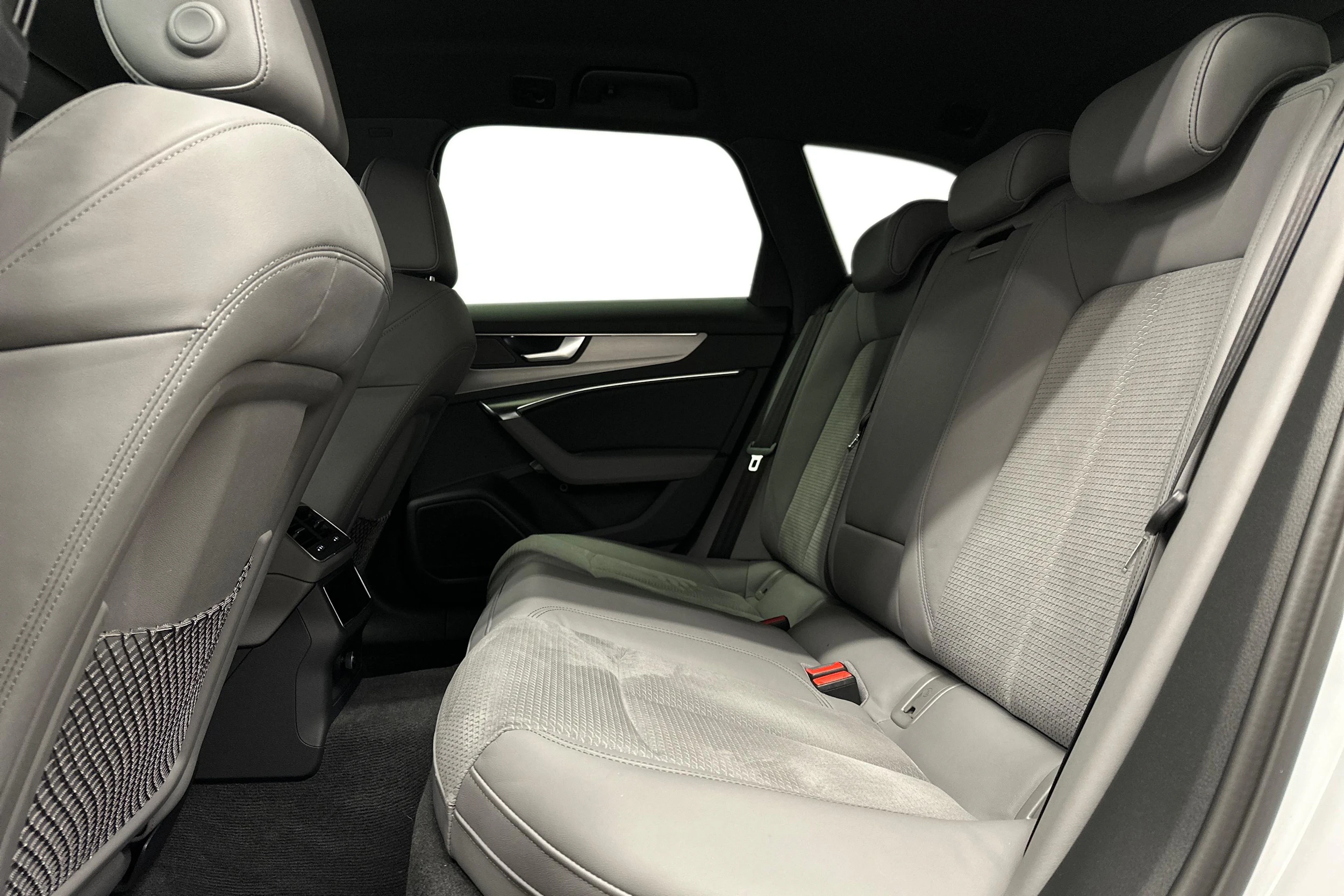 valkoinen Audi A6 2024 kuva 8.