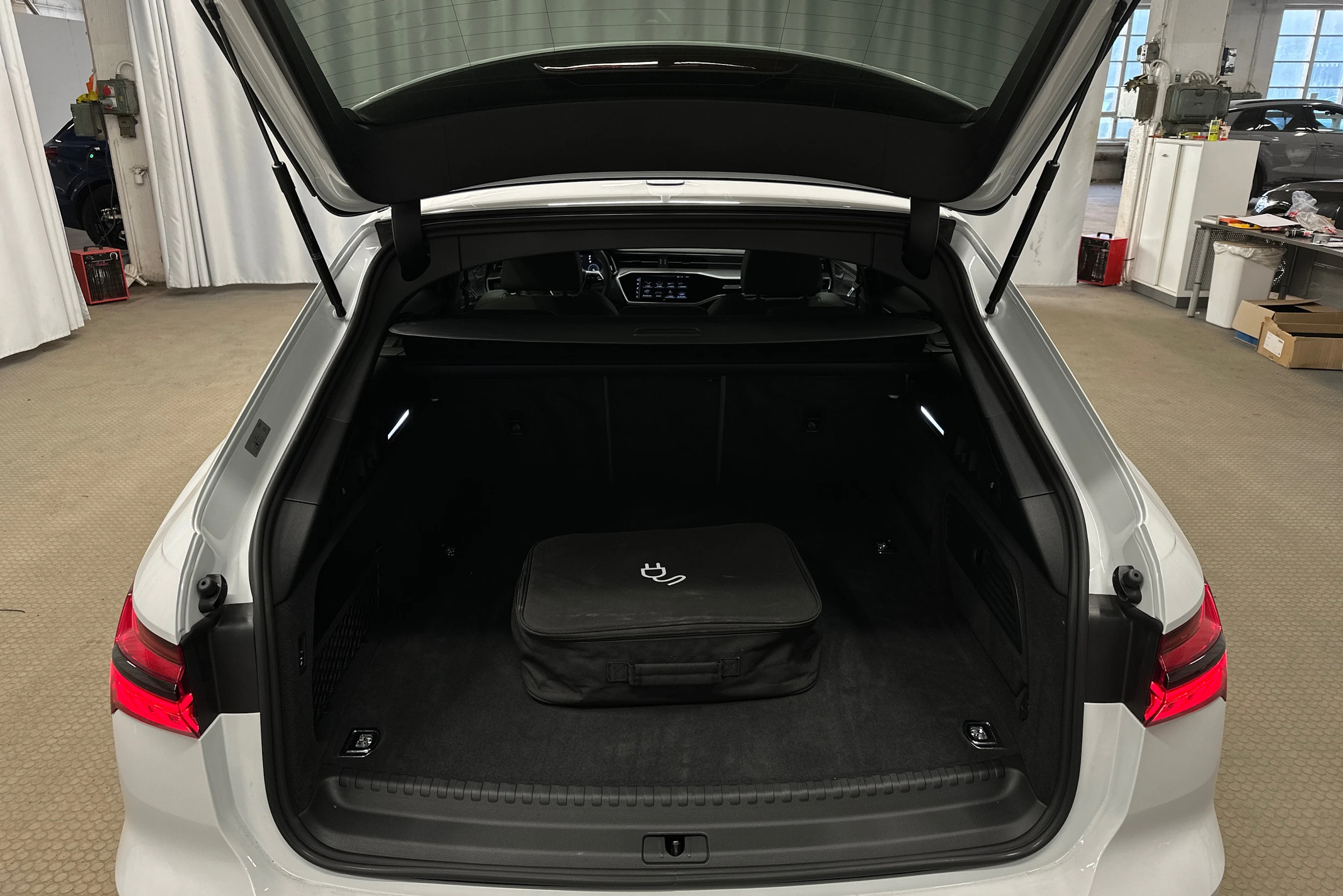 valkoinen Audi A6 2024 kuva 25.