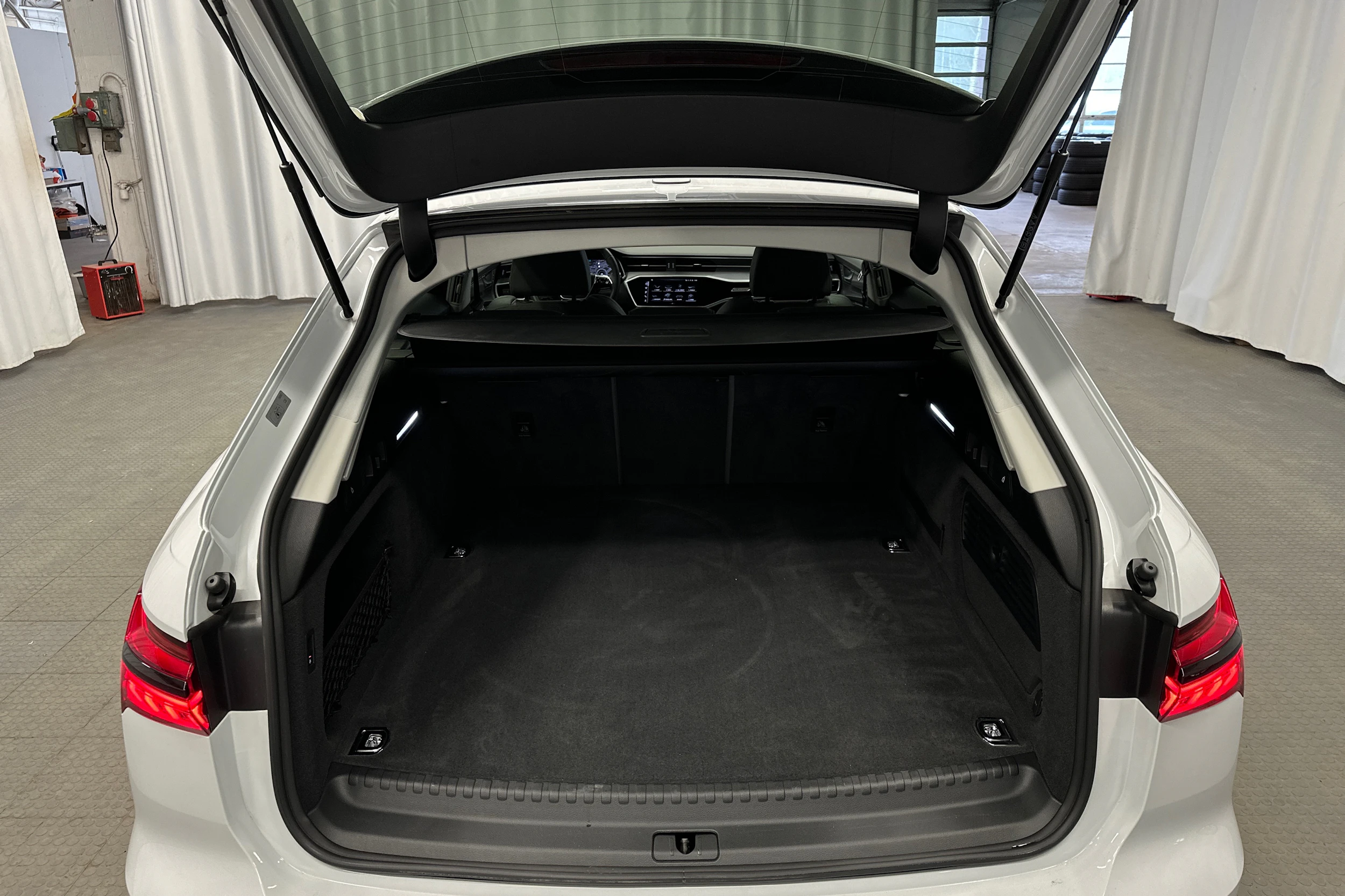 valkoinen Audi A6 2024 kuva 23.