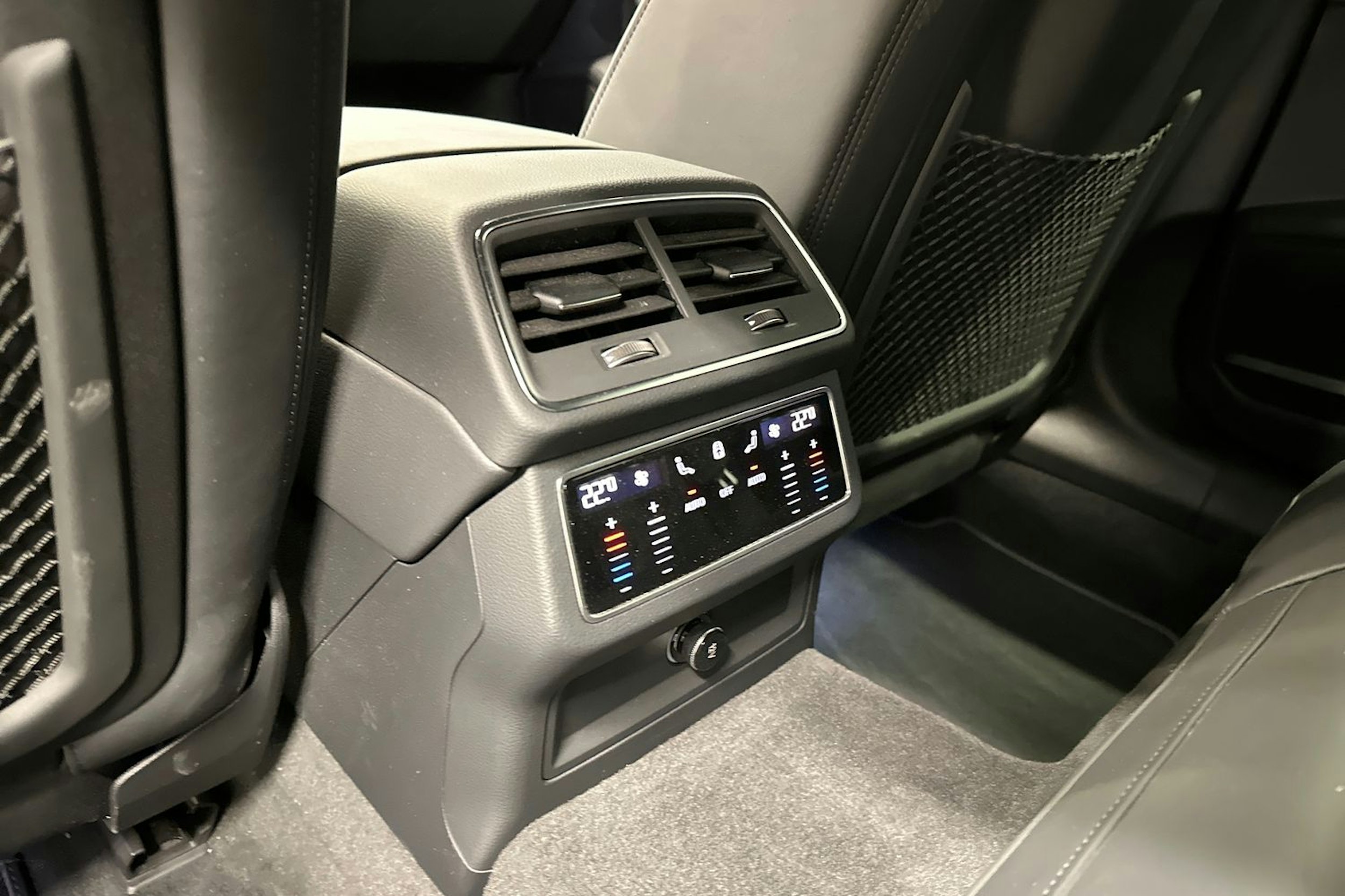 musta Audi A6 2024 kuva 34.