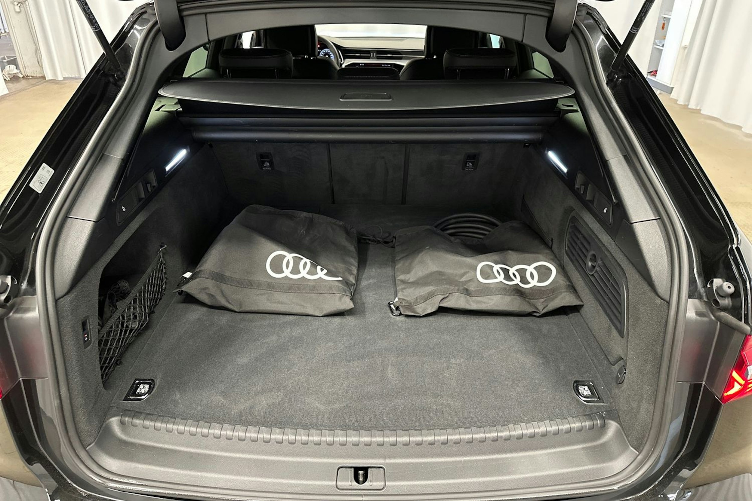 musta Audi A6 2024 kuva 35.