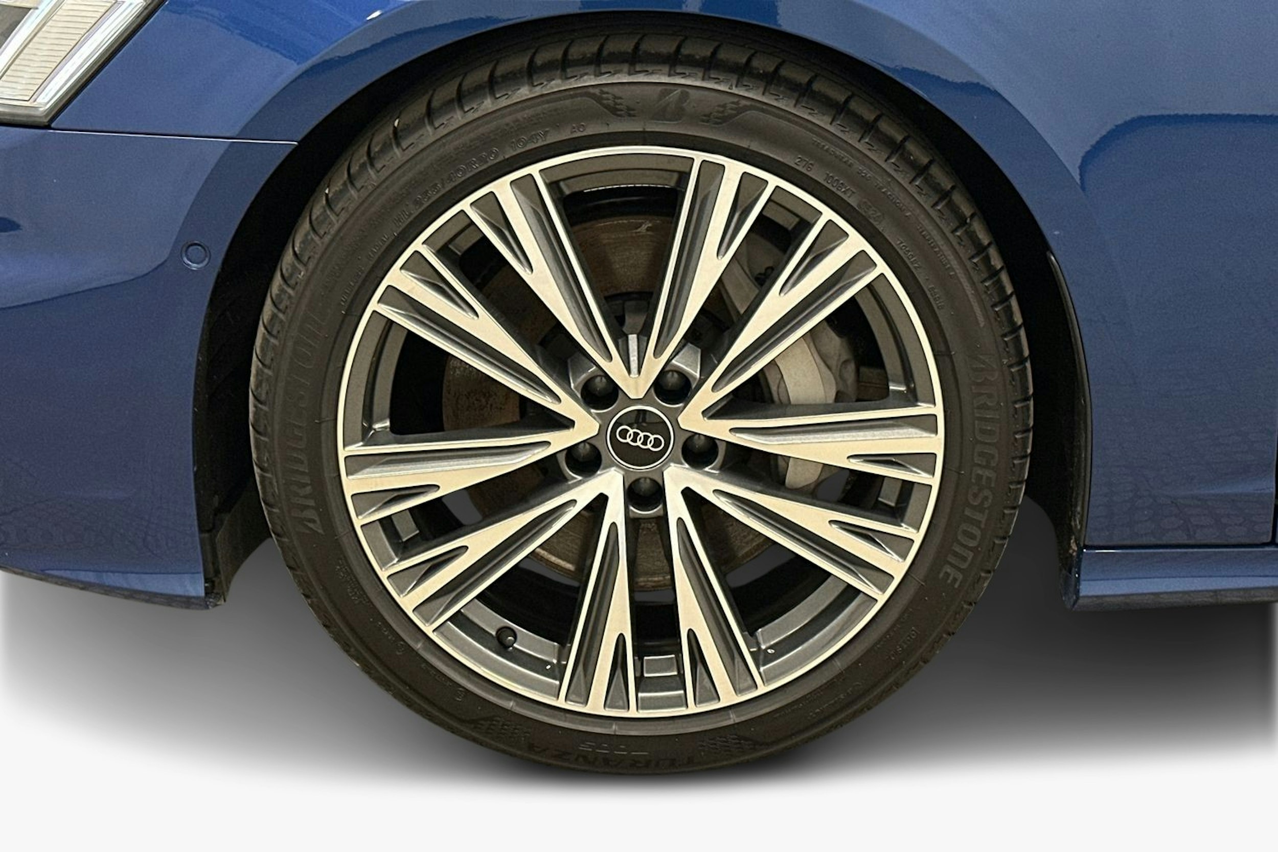 sininen Audi A6 2024 kuva 11.