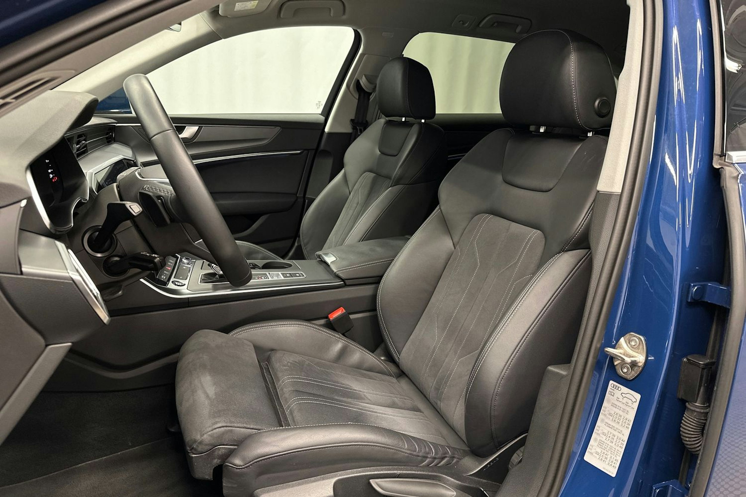 sininen Audi A6 2024 kuva 17.