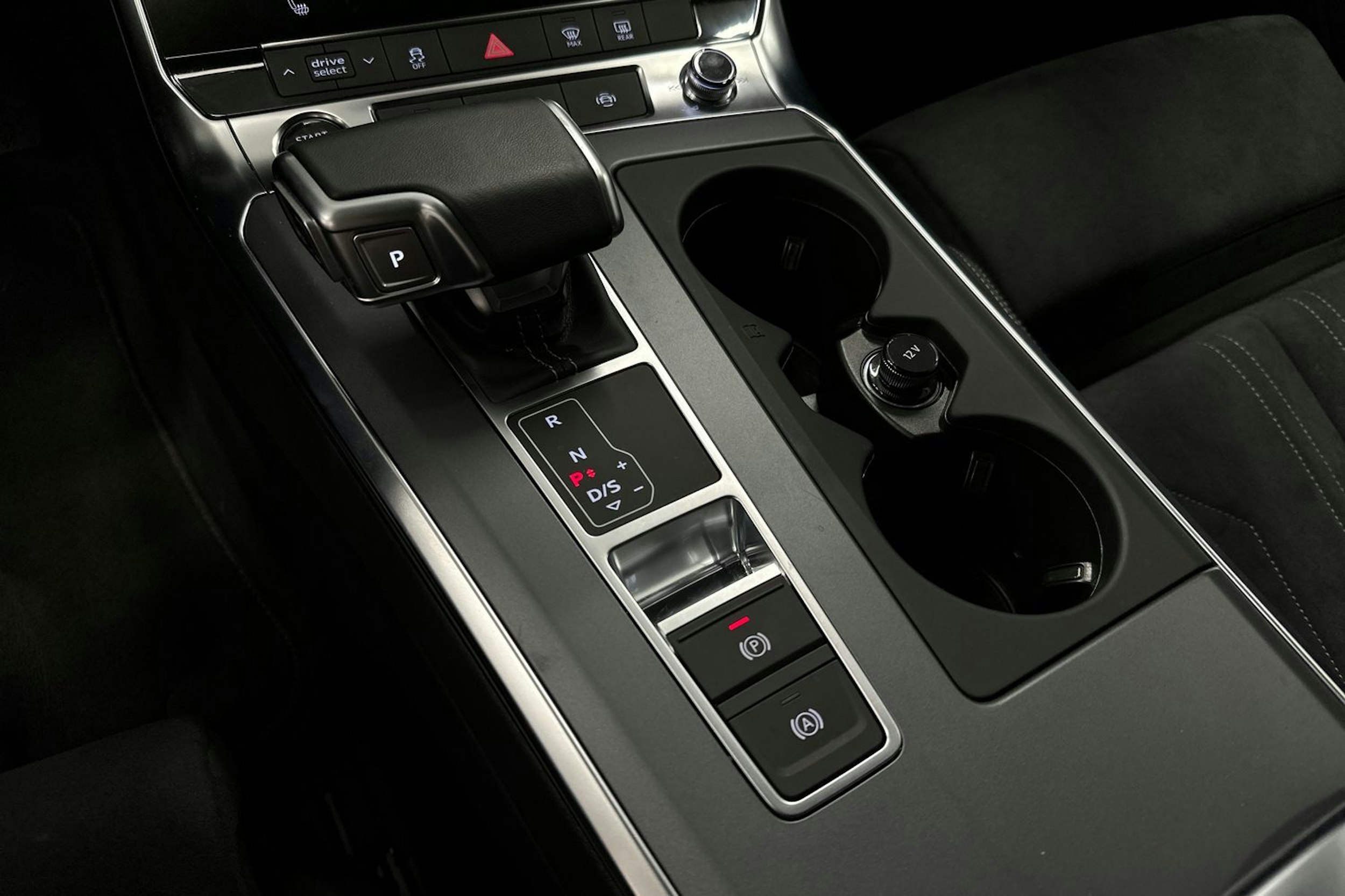 sininen Audi A6 2024 kuva 24.