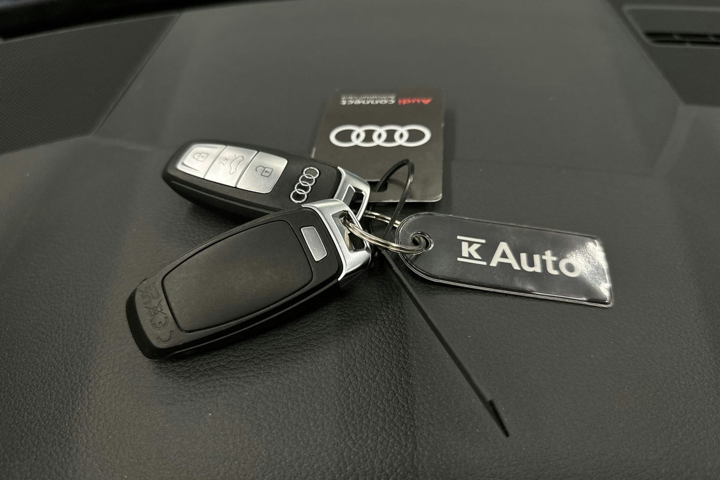 sininen Audi A6 2024 kuva 38.