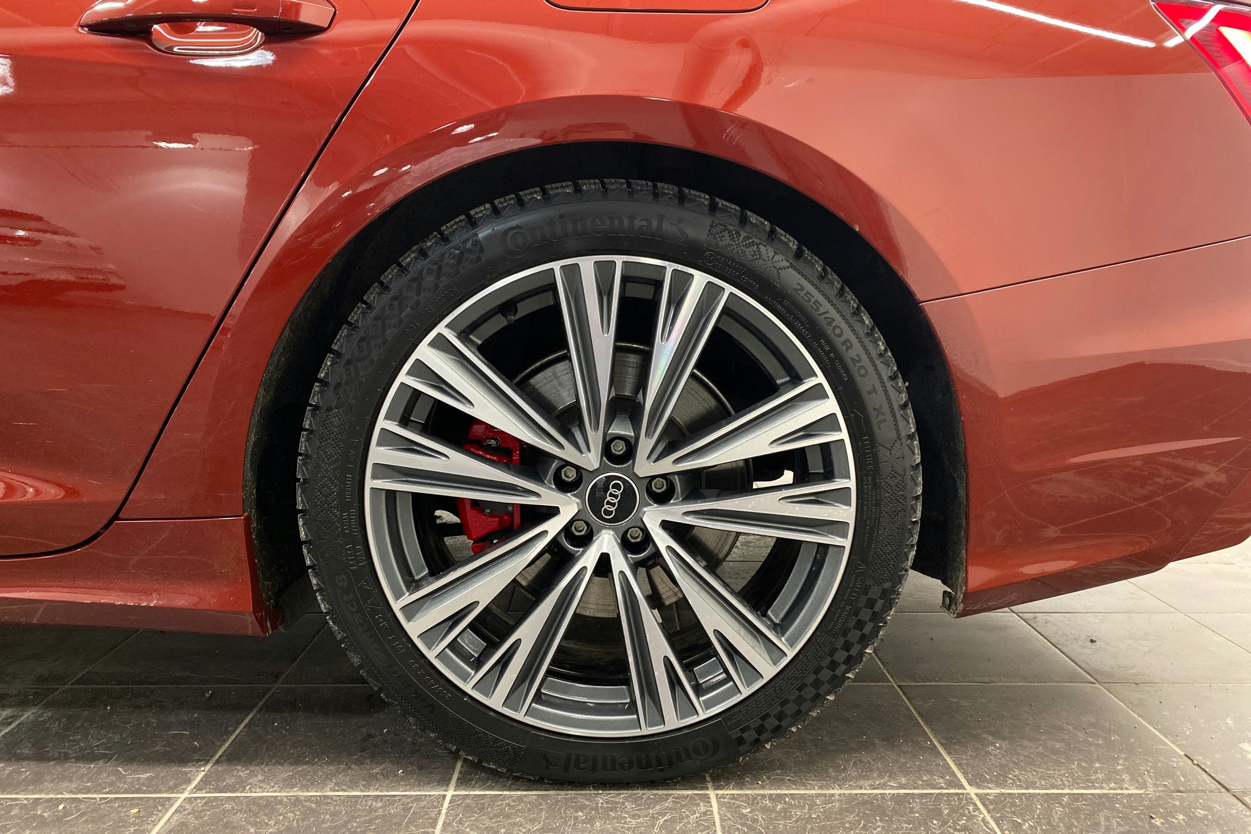punainen Audi A6 2024 kuva 13.