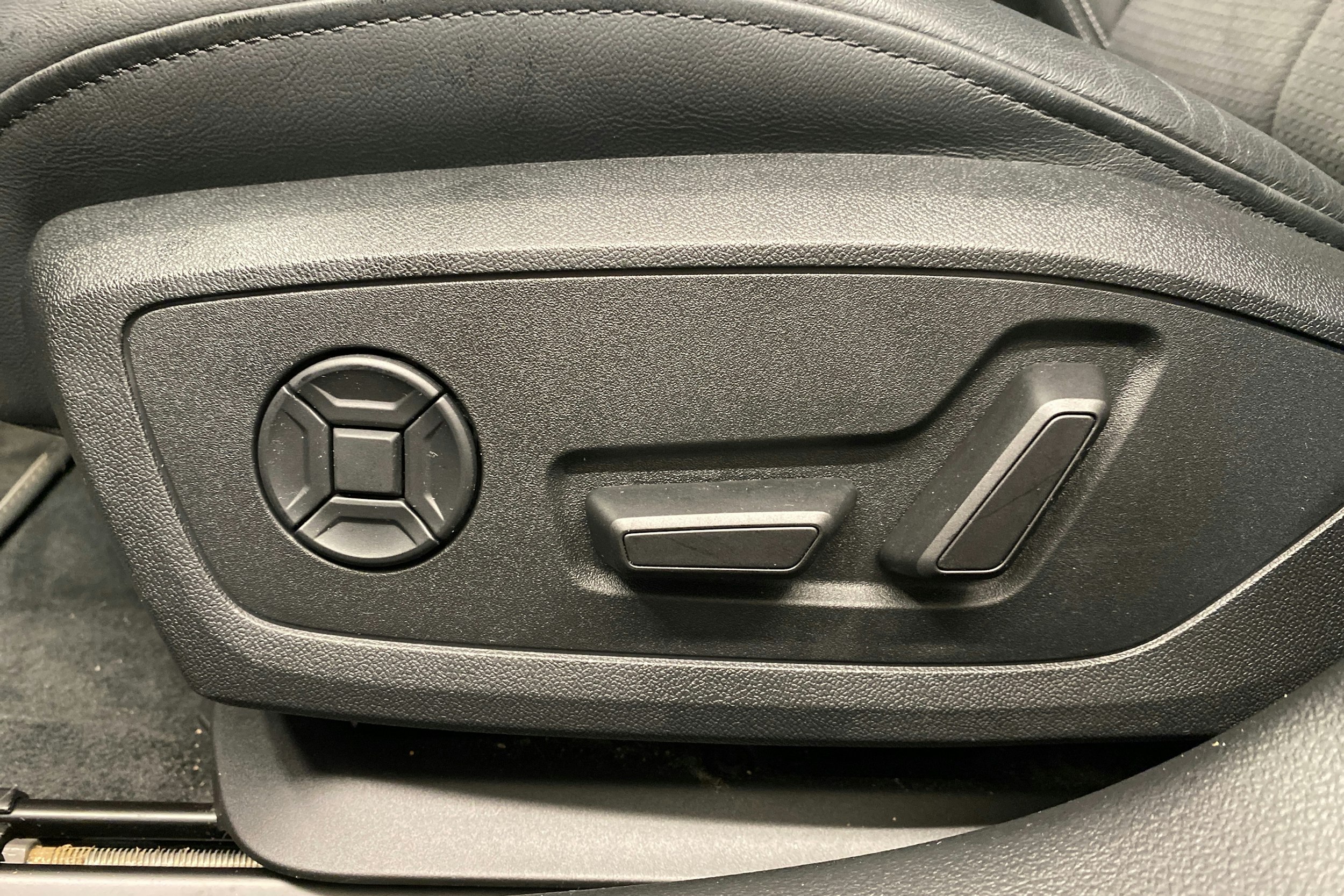 punainen Audi A6 2024 kuva 21.