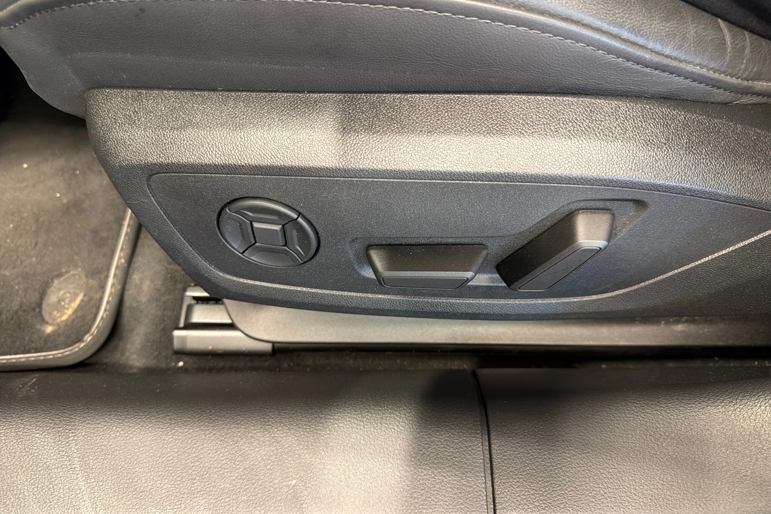 punainen Audi A6 2024 kuva 32.