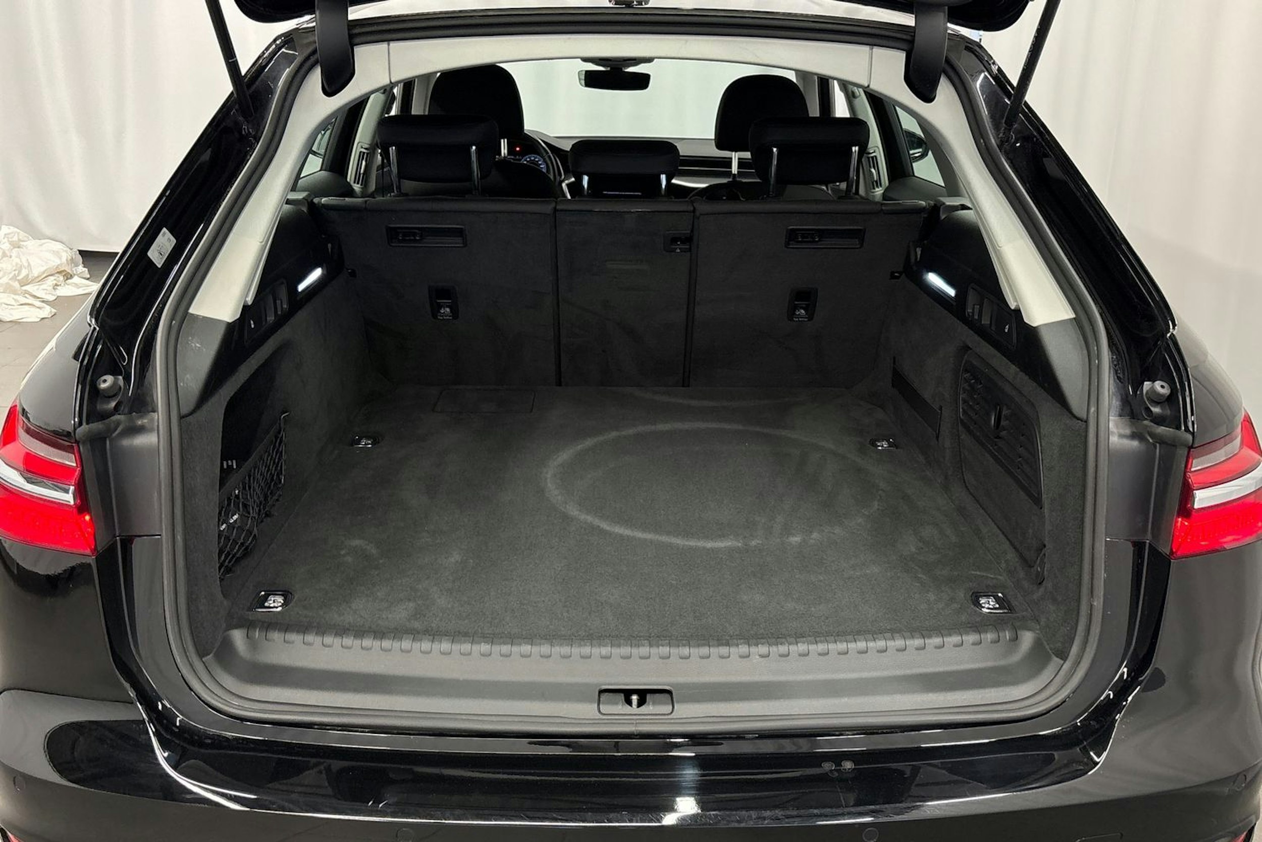 Musta Audi A6 2024 kuva 16.