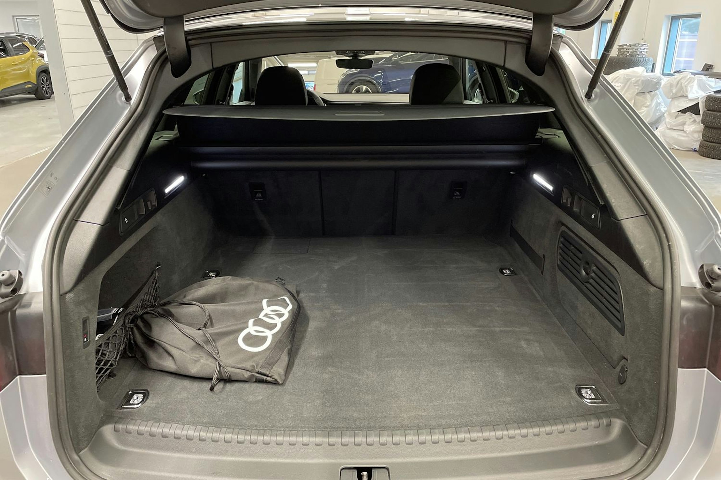 Harmaa Audi A6 2024 kuva 14.