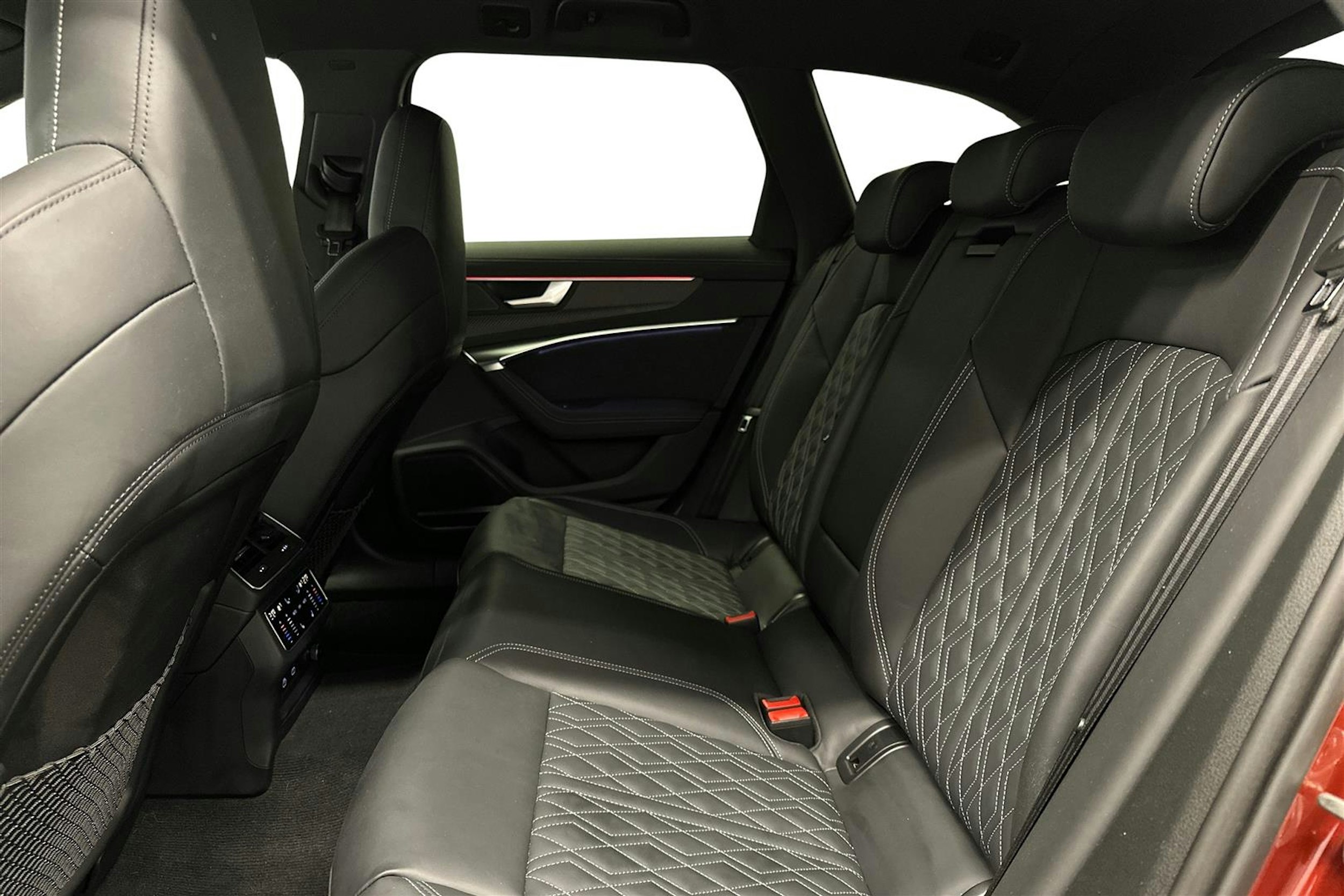 punainen Audi A6 2024 kuva 8.