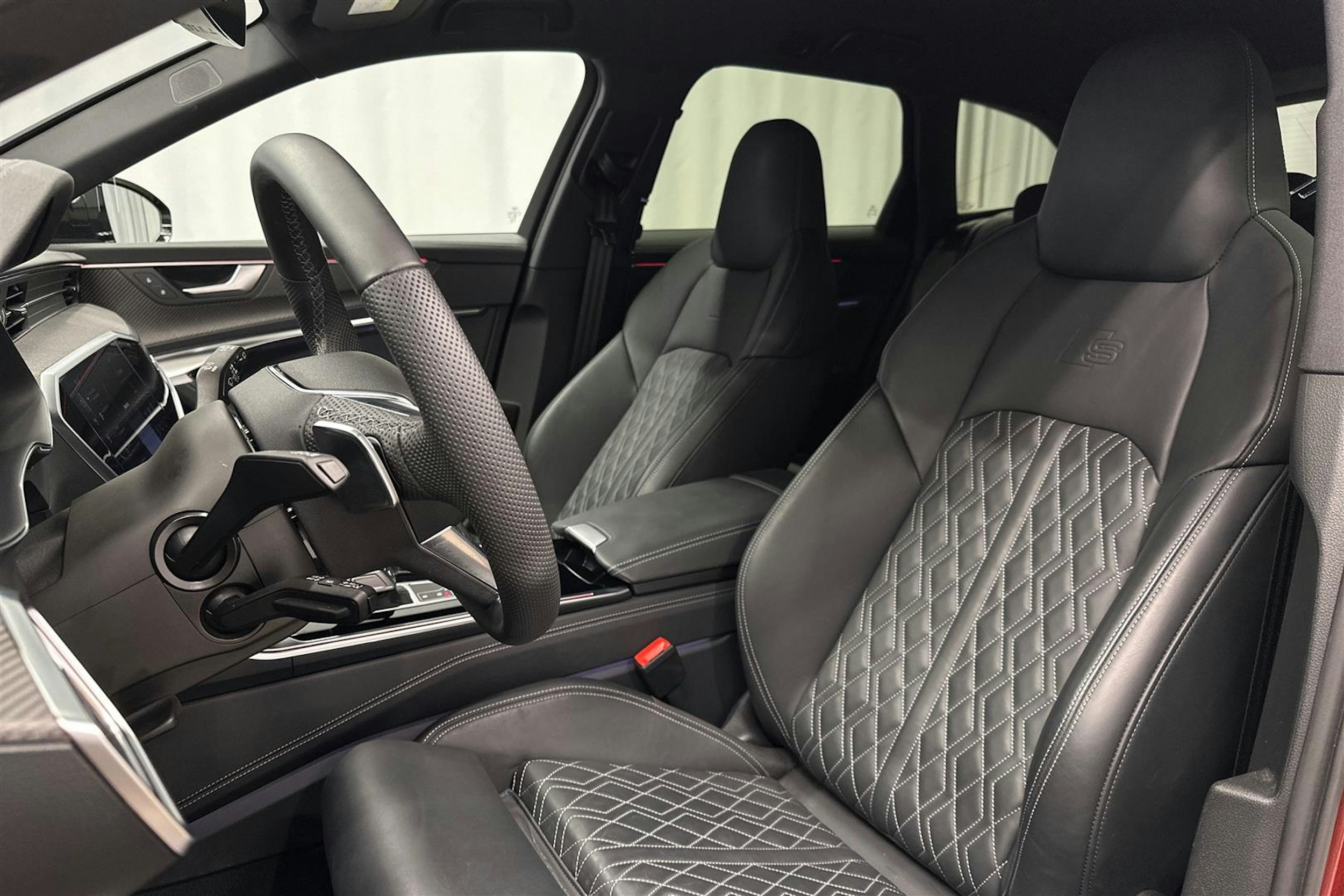 punainen Audi A6 2024 kuva 16.