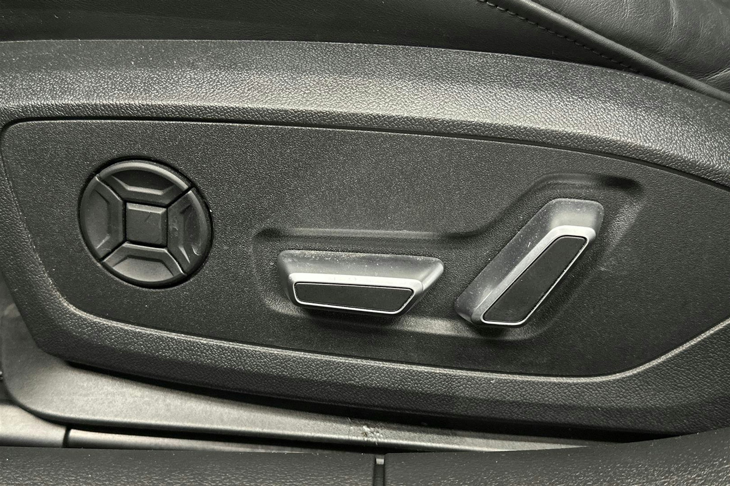 punainen Audi A6 2024 kuva 17.