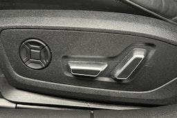 punainen Audi A6 2024 kuva 17.
