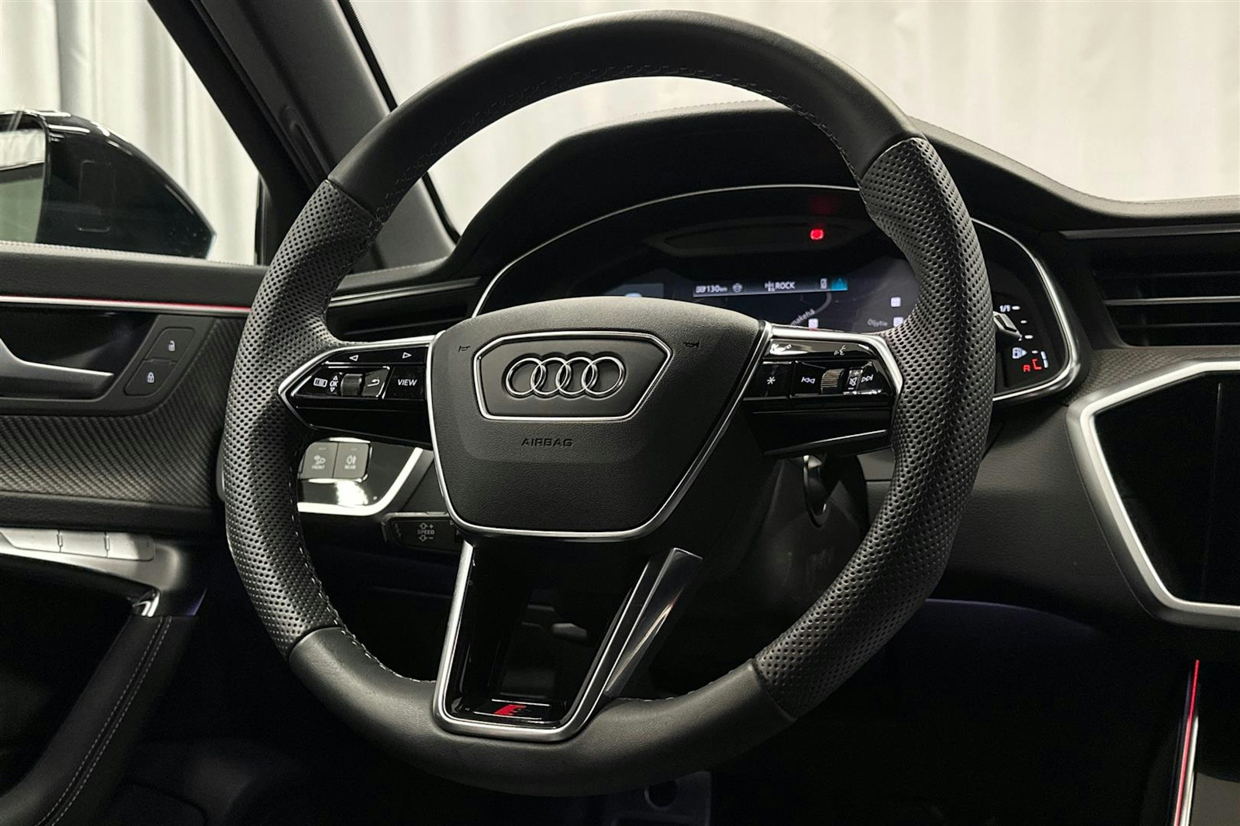 punainen Audi A6 2024 kuva 19.