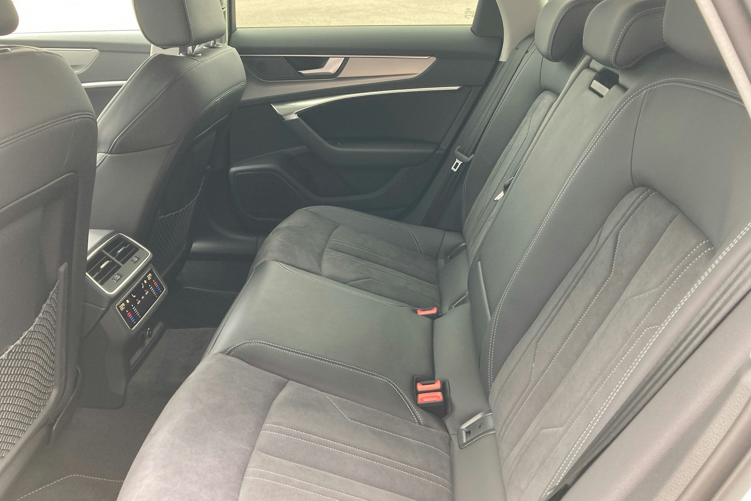 valkoinen Audi A6 2024 kuva 8.