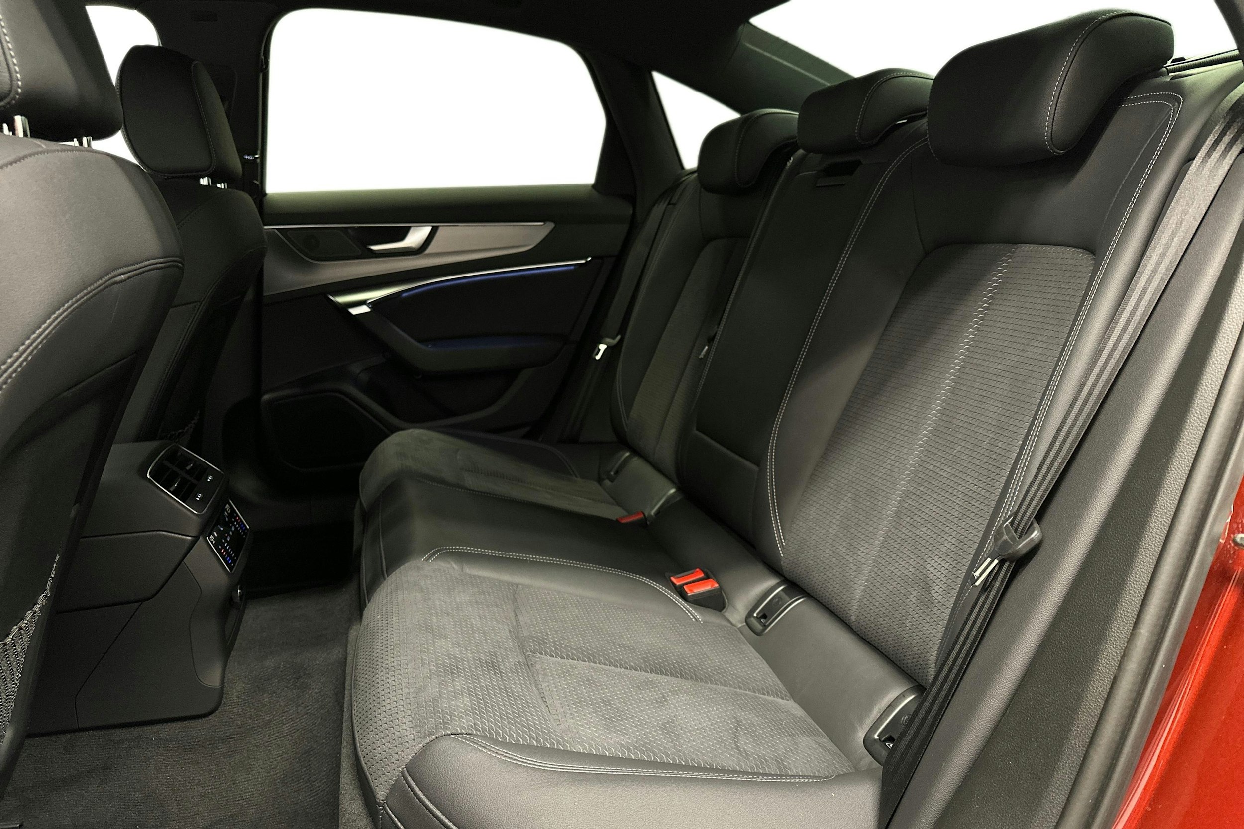 punainen Audi A6 2024 kuva 10.