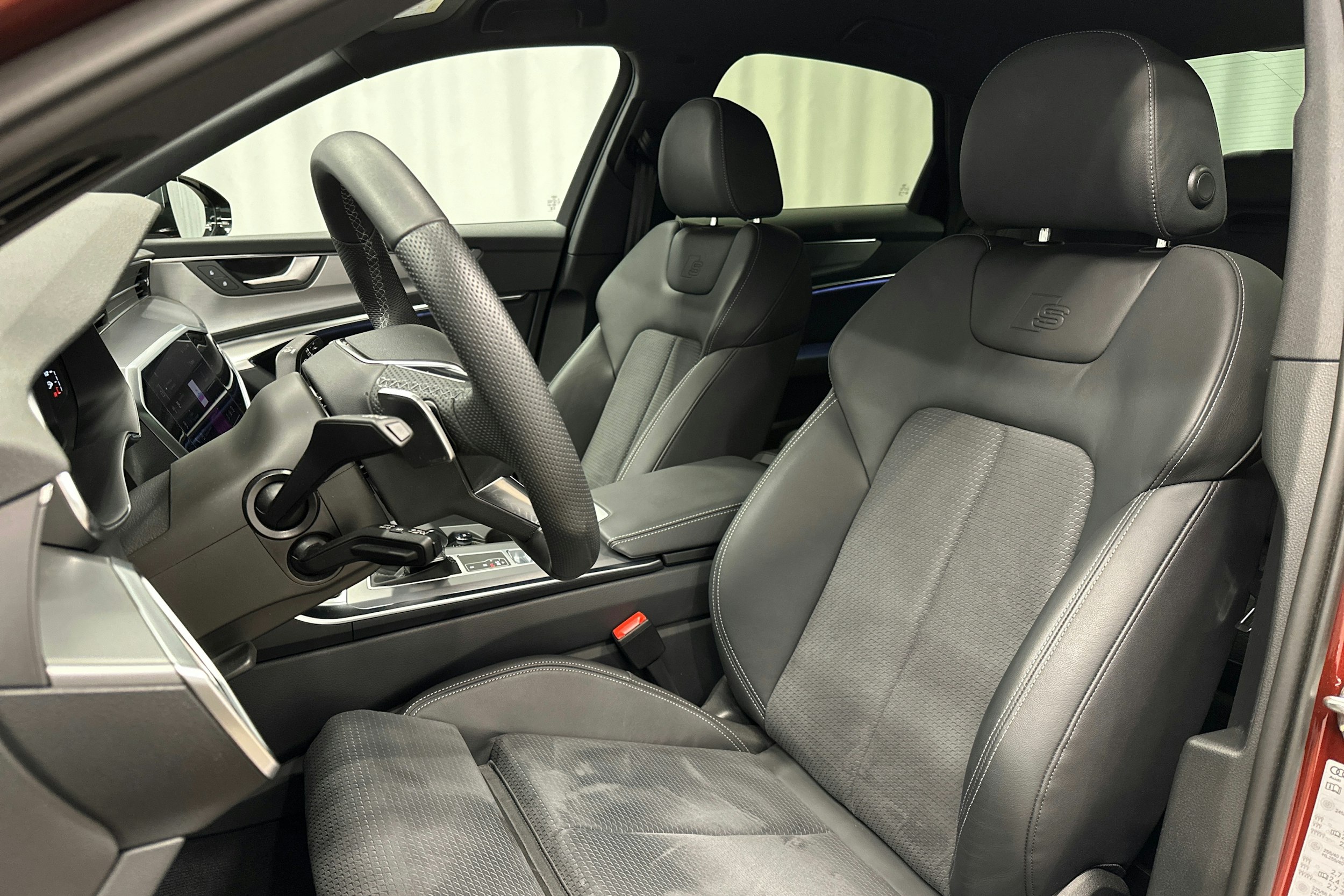 punainen Audi A6 2024 kuva 16.