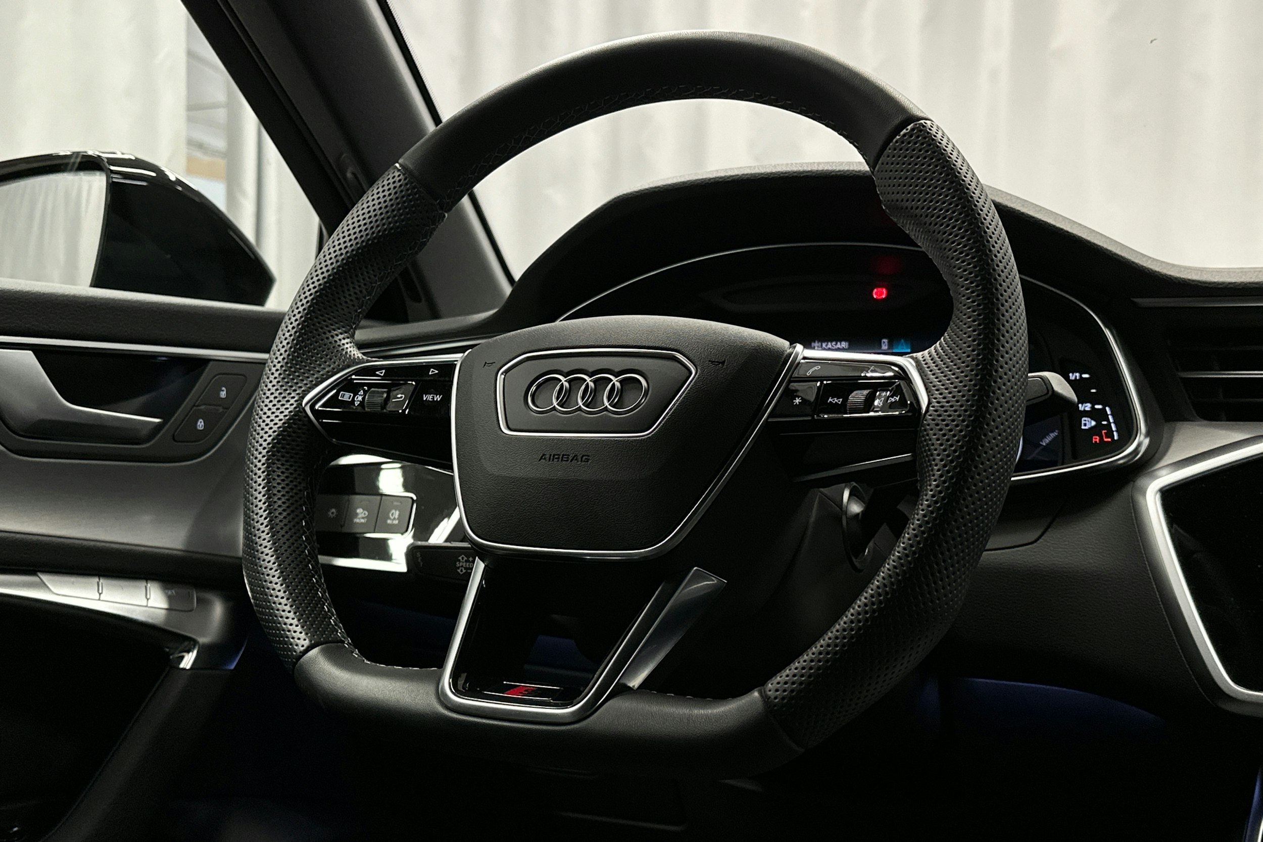 punainen Audi A6 2024 kuva 19.