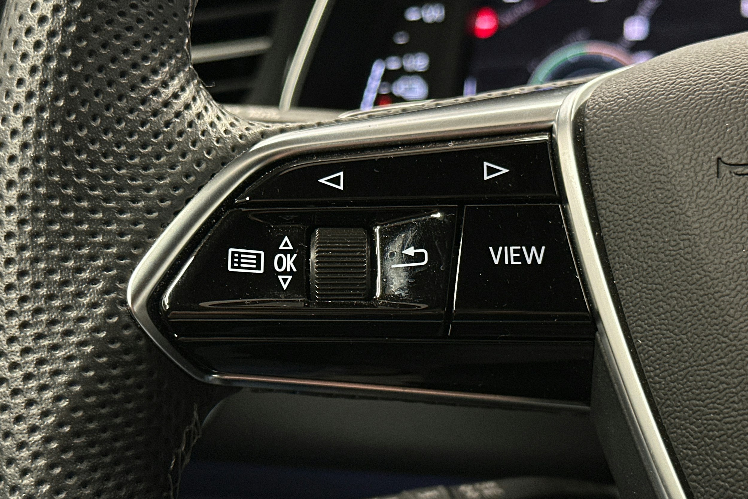 punainen Audi A6 2024 kuva 21.