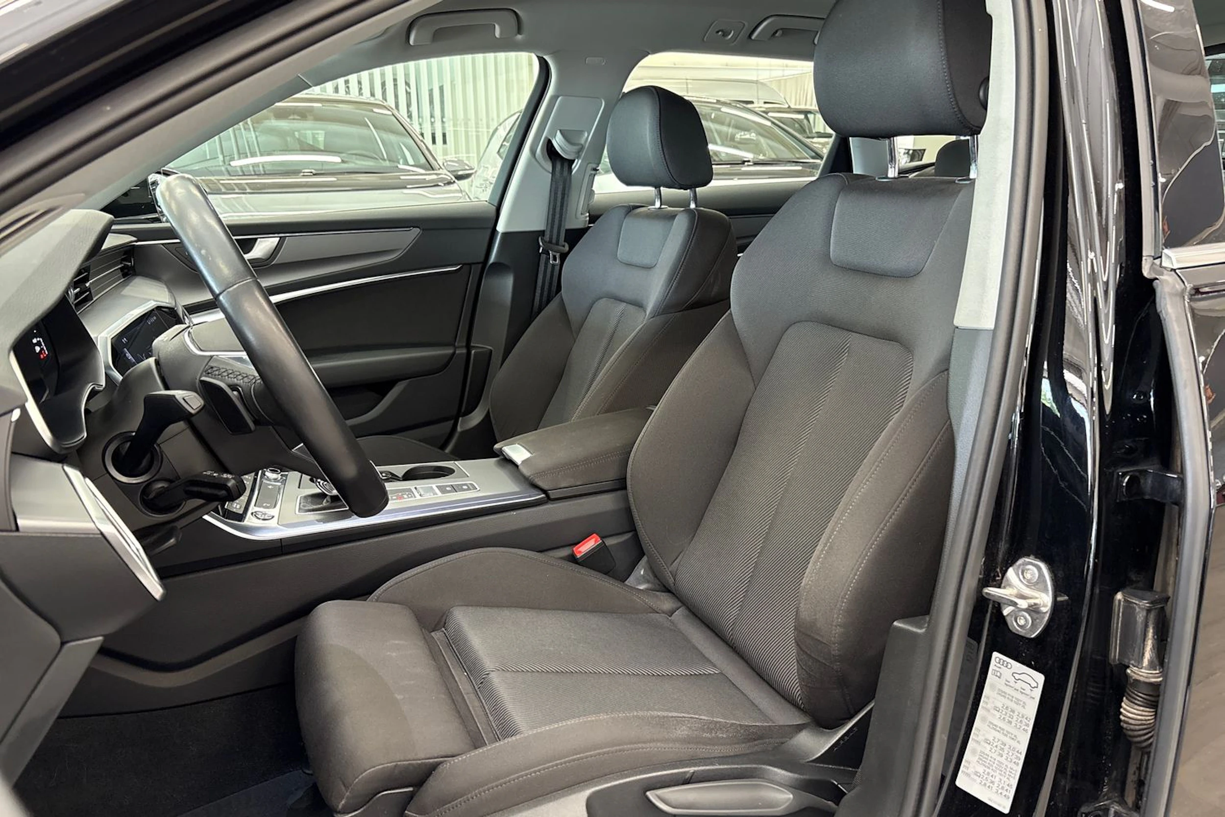 musta Audi A6 2024 kuva 11.