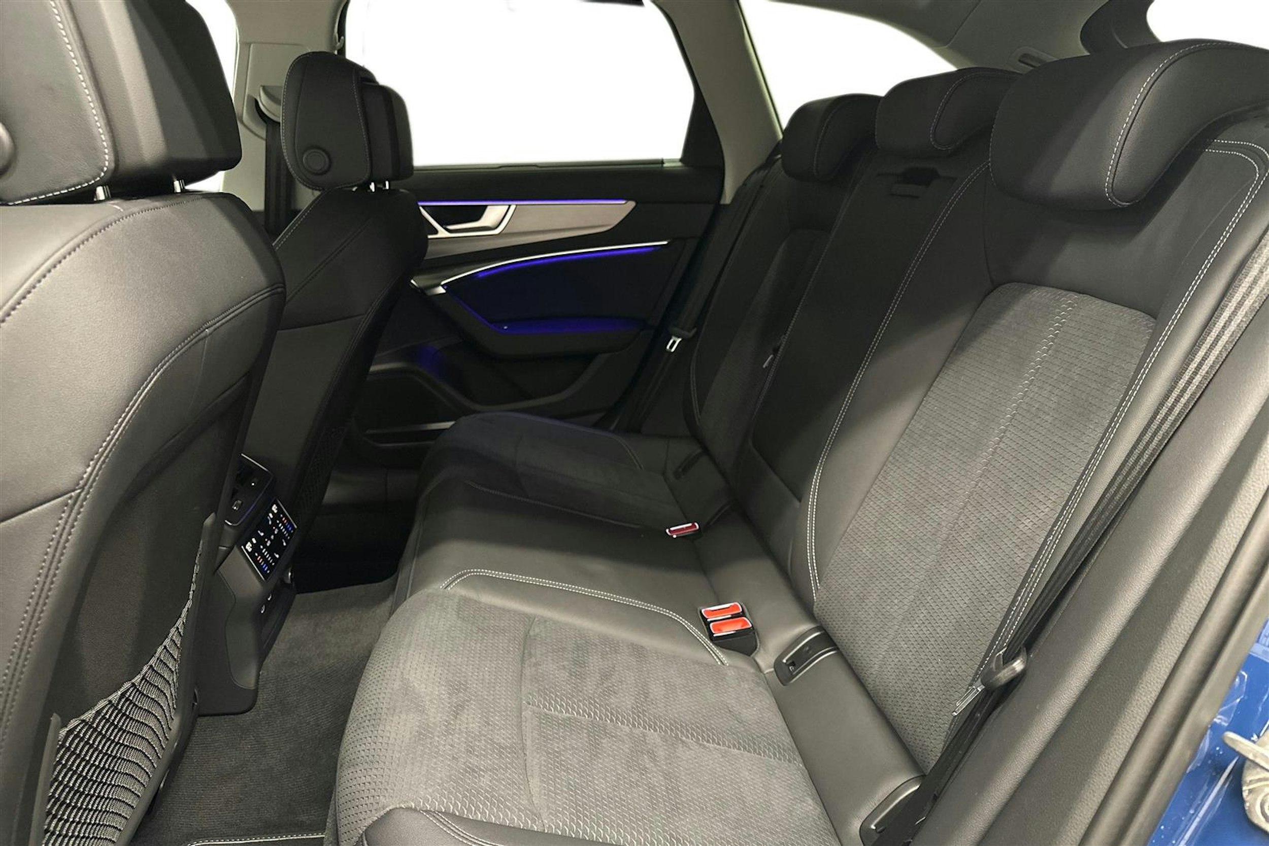 sininen Audi A6 2025 kuva 8.