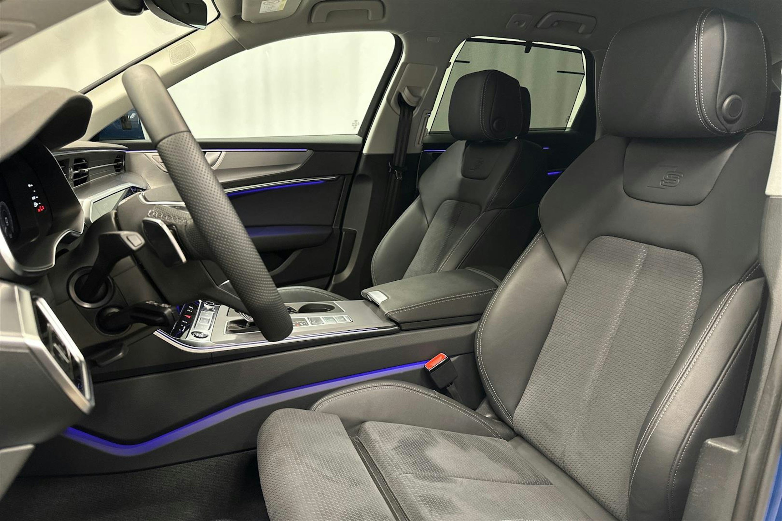 sininen Audi A6 2025 kuva 15.