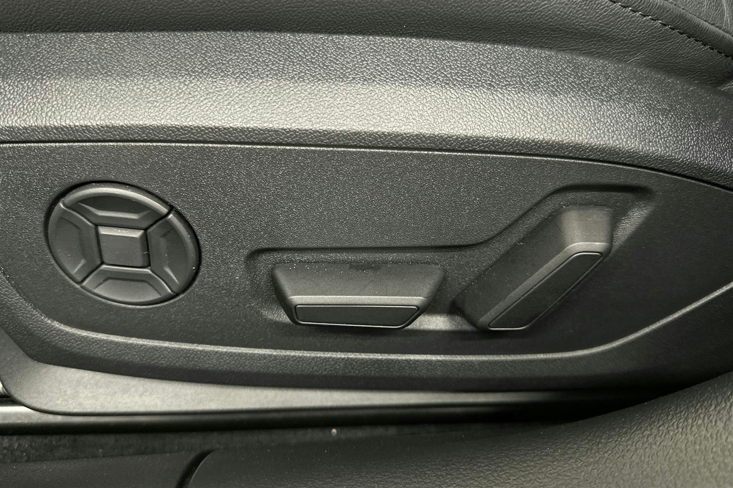 sininen Audi A6 2025 kuva 16.