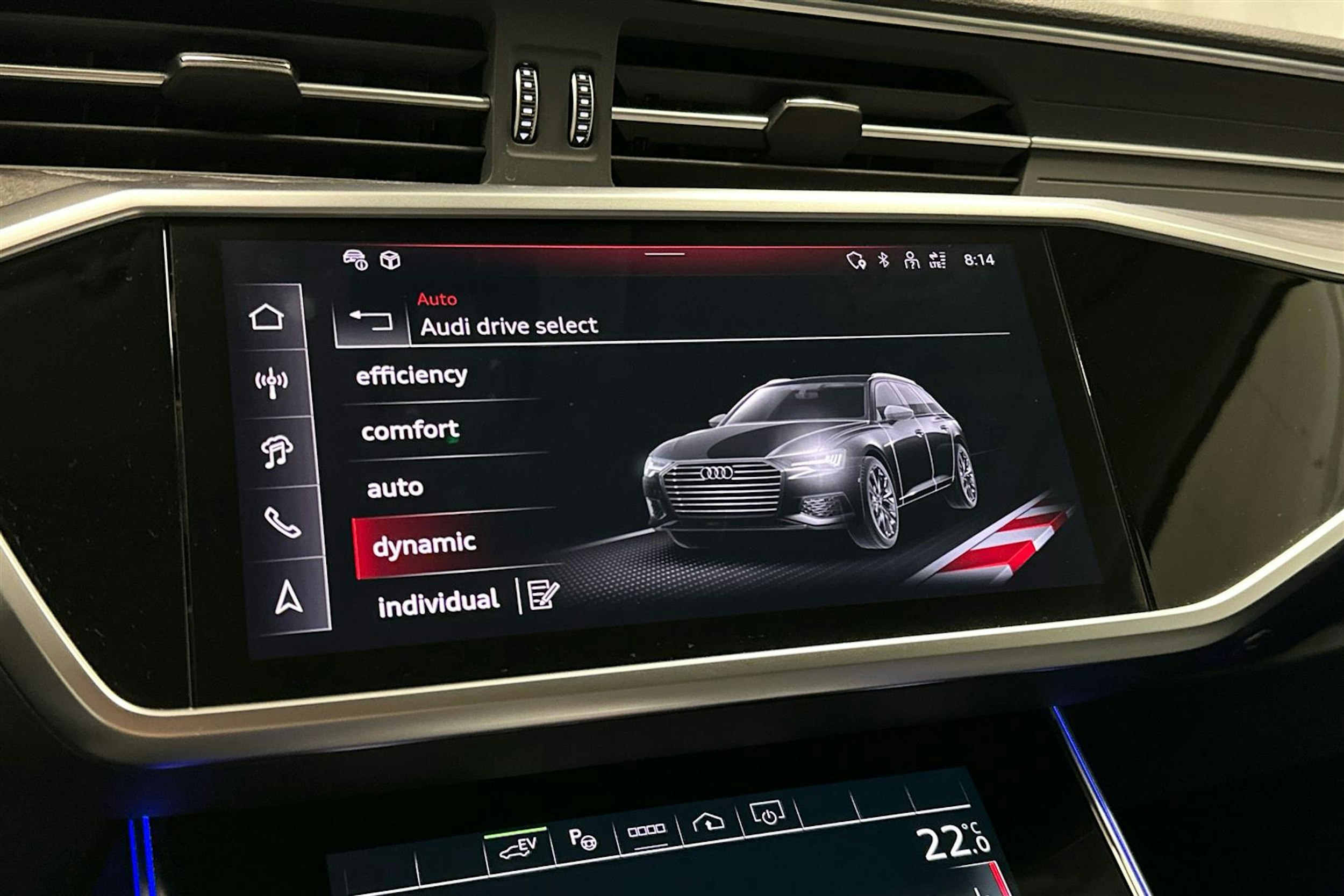 punainen Audi A6 2025 kuva 16.