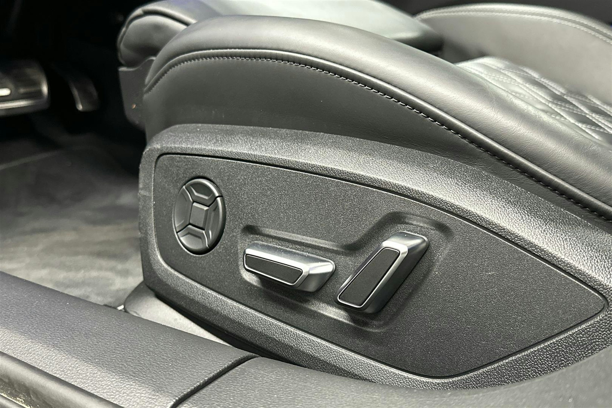 punainen Audi A6 2025 kuva 25.