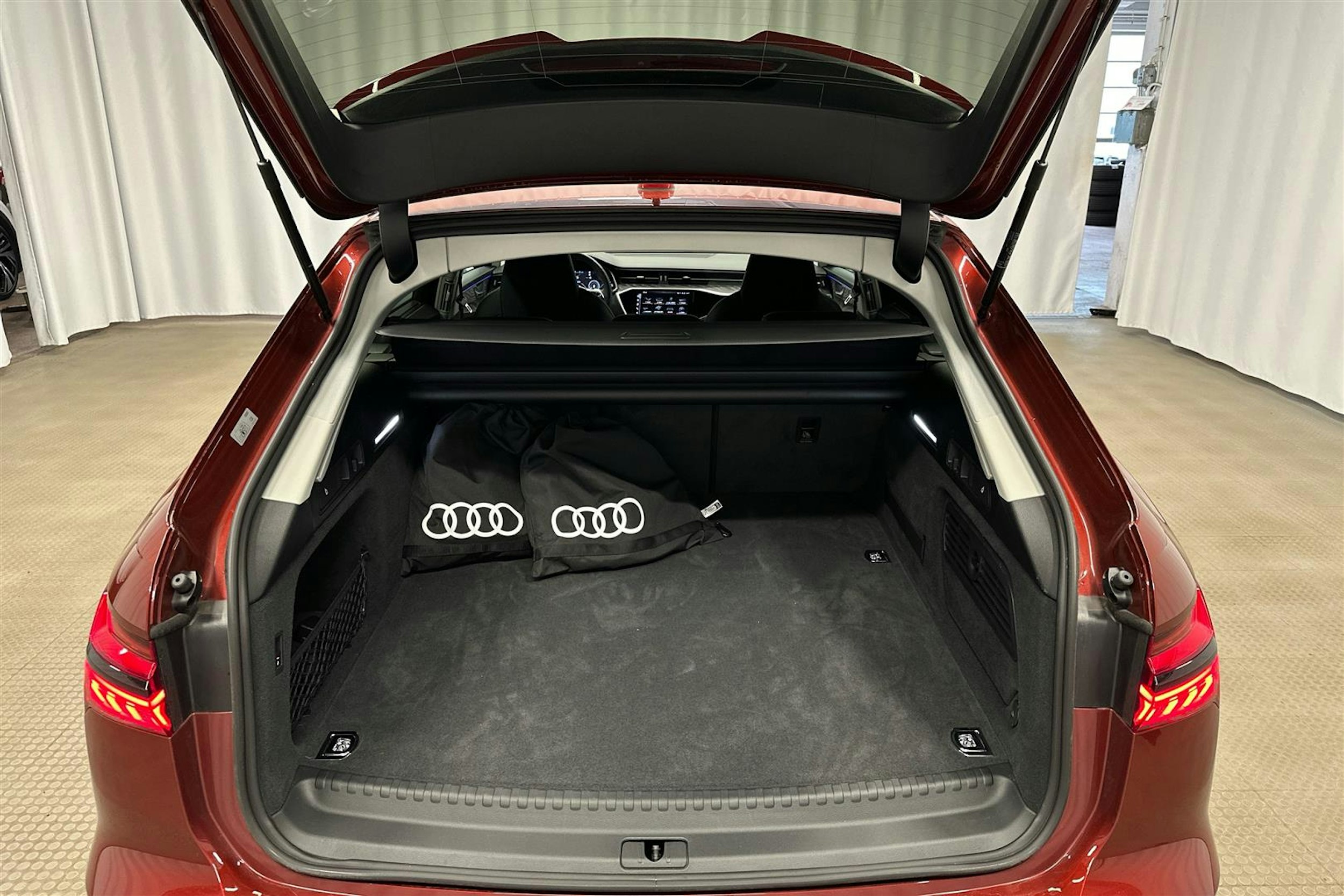 punainen Audi A6 2025 kuva 28.