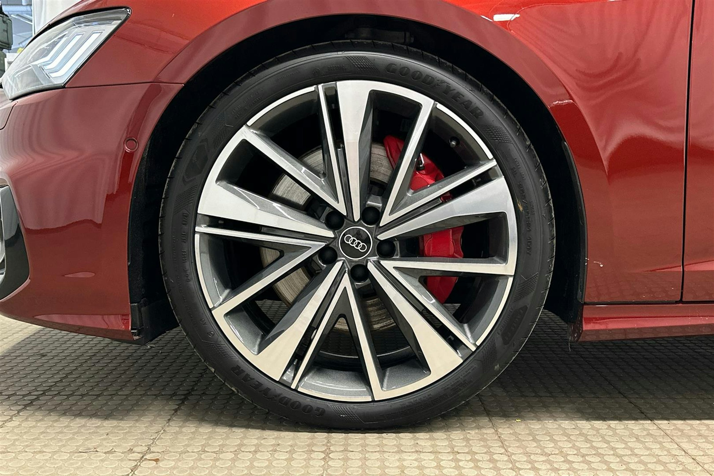 punainen Audi A6 2025 kuva 31.