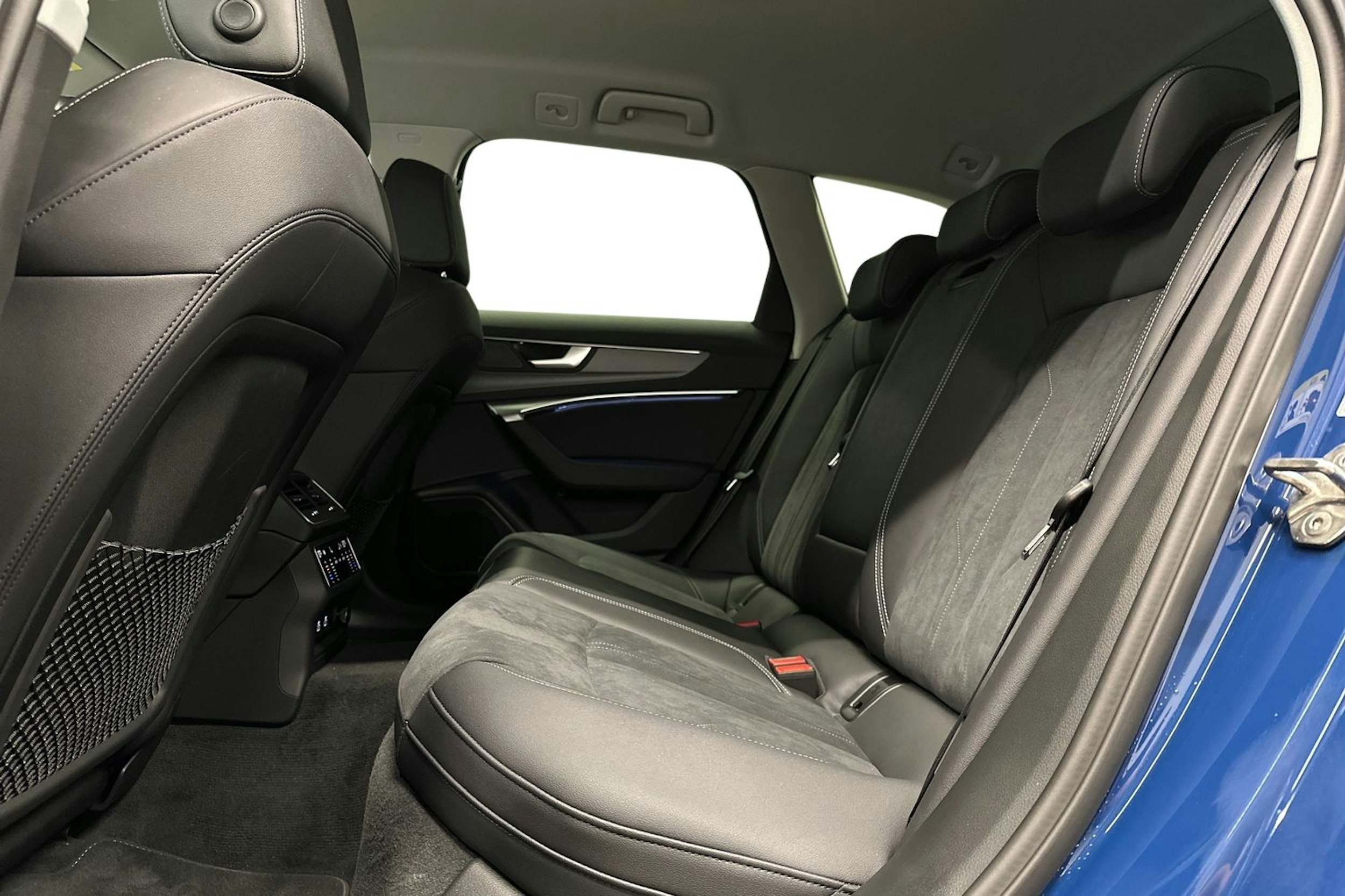 sininen Audi A6 2025 kuva 10.