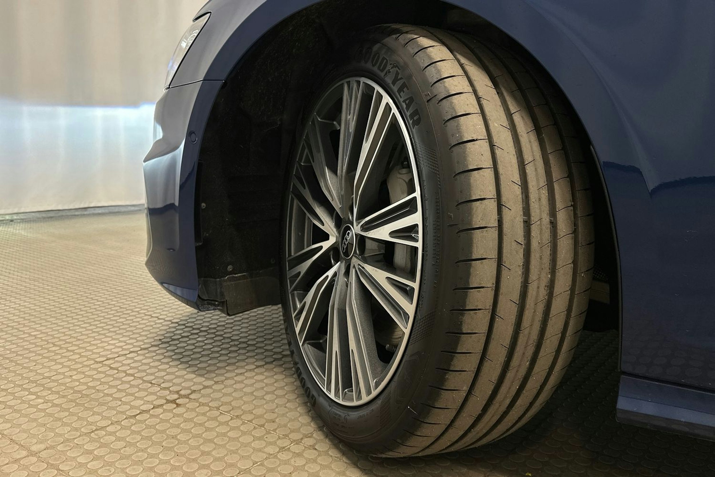 sininen Audi A6 2025 kuva 12.