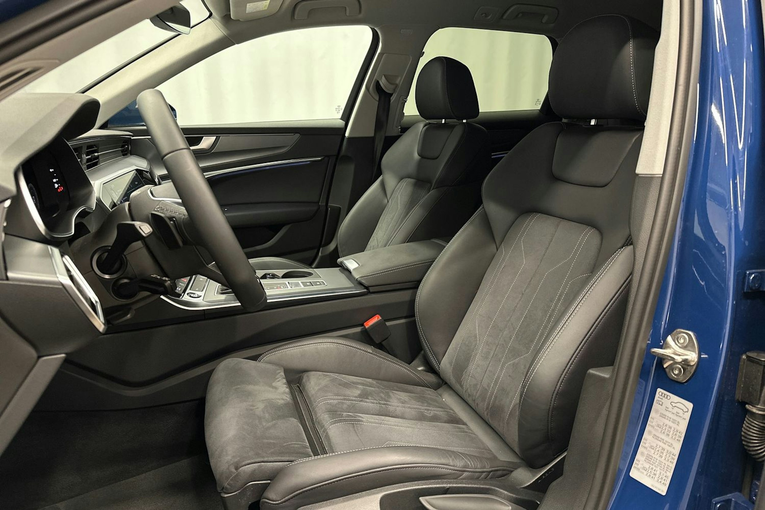sininen Audi A6 2025 kuva 17.