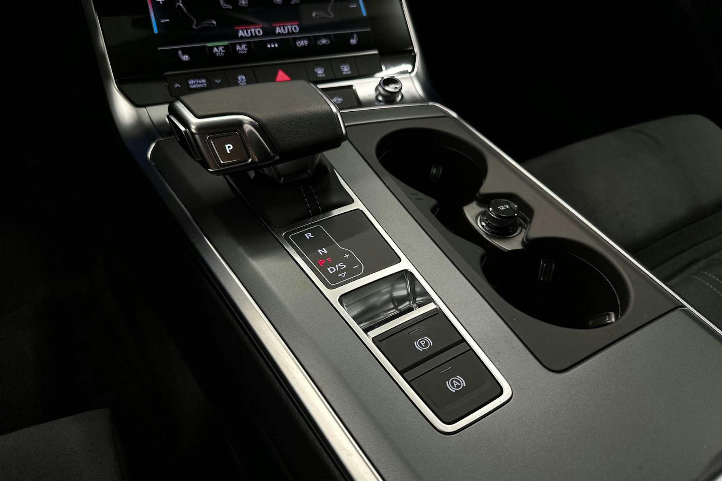 sininen Audi A6 2025 kuva 23.