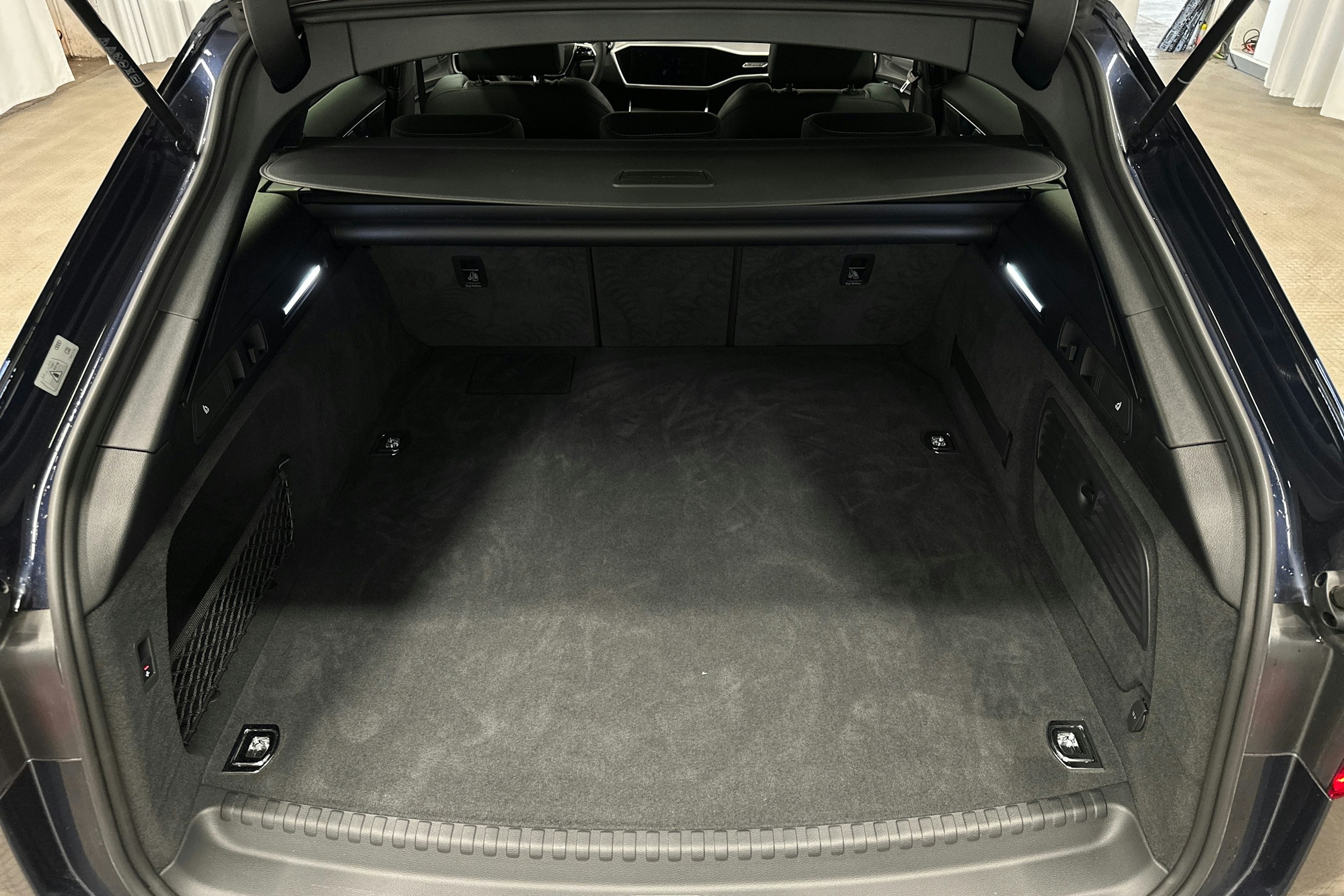 sininen Audi A6 2025 kuva 13.