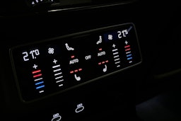 sininen Audi A6 2025 kuva 16.