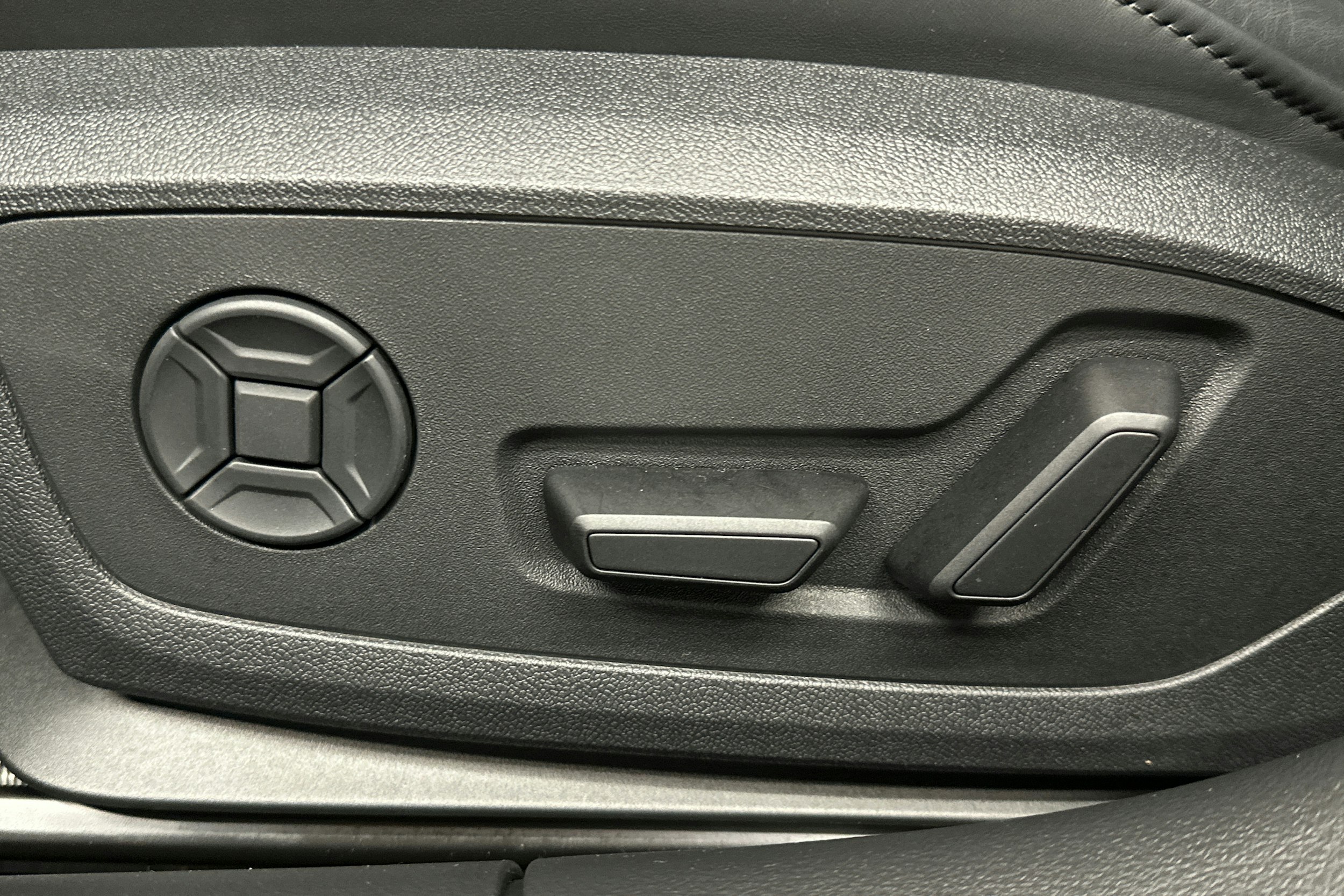 sininen Audi A6 2025 kuva 18.