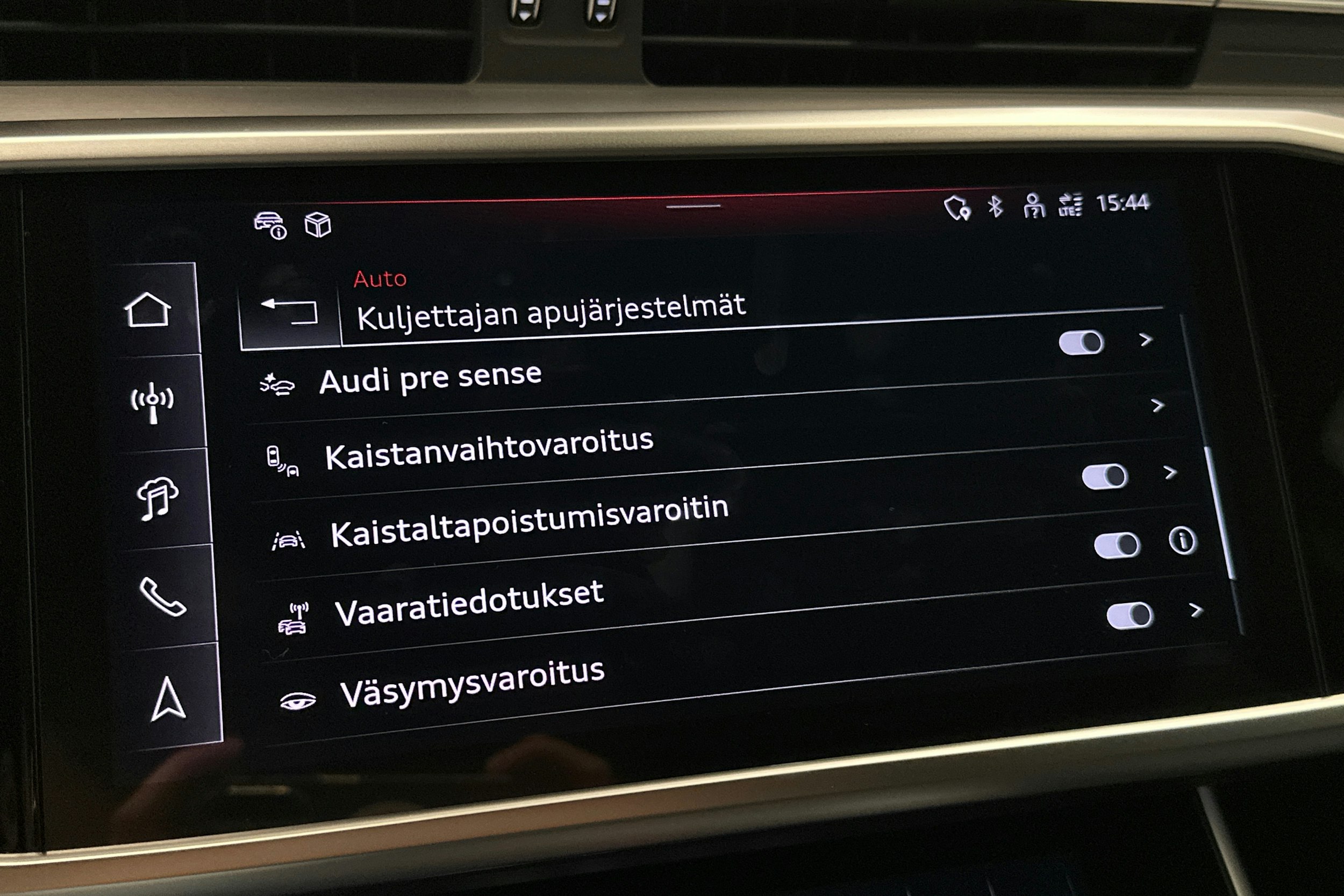 sininen Audi A6 2025 kuva 30.