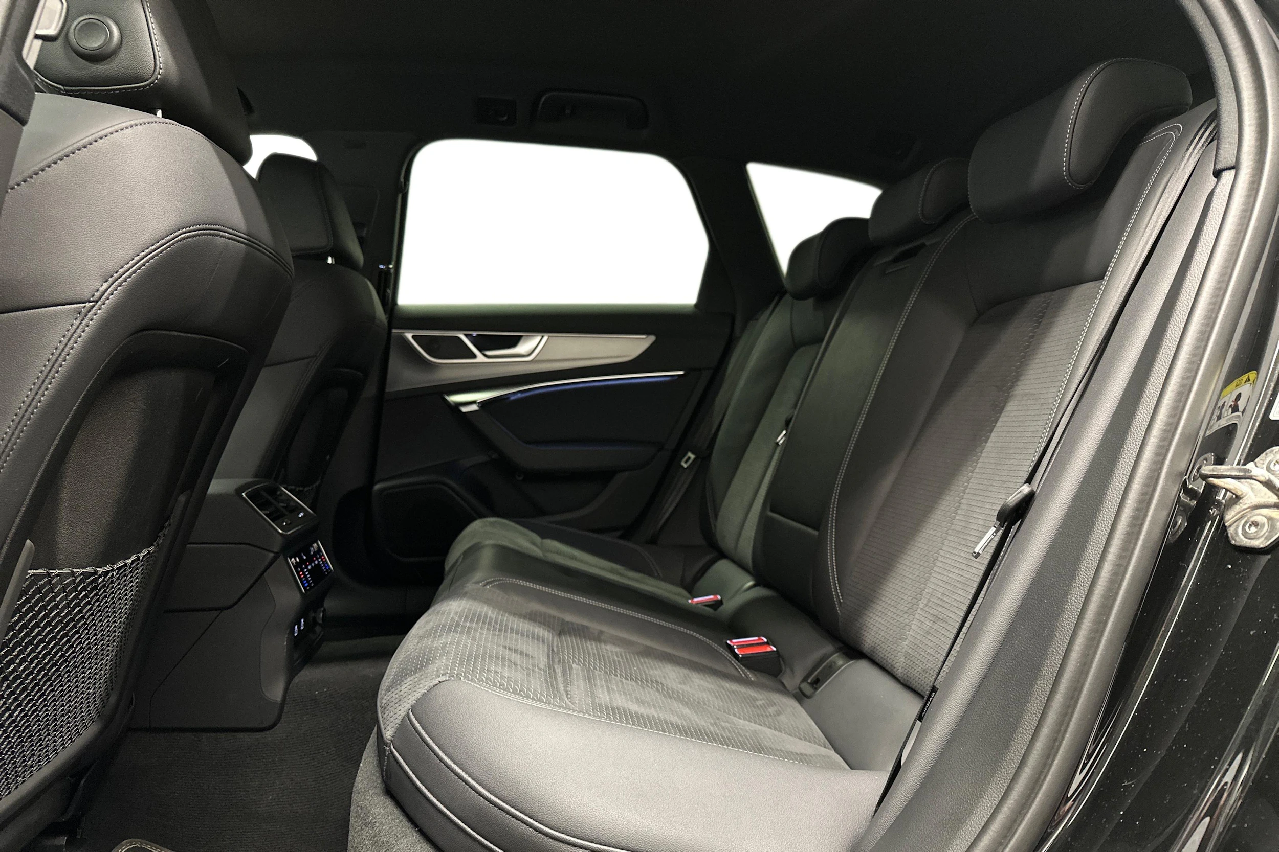 musta Audi A6 2025 kuva 8.