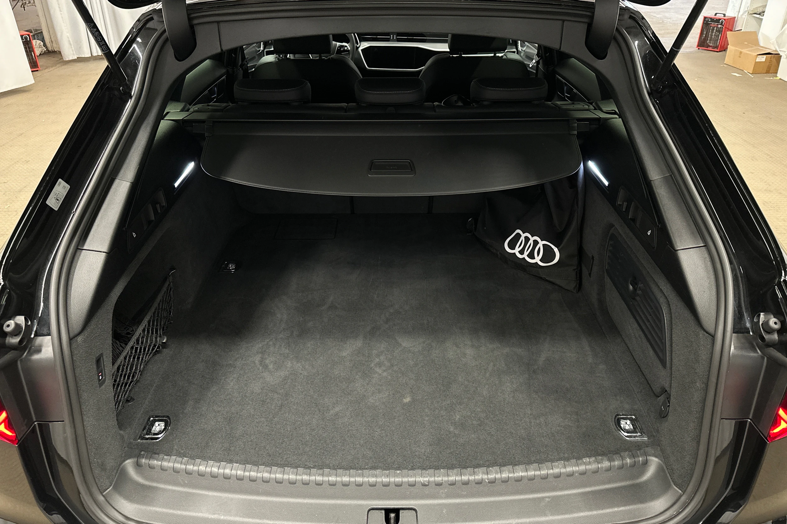 musta Audi A6 2025 kuva 11.