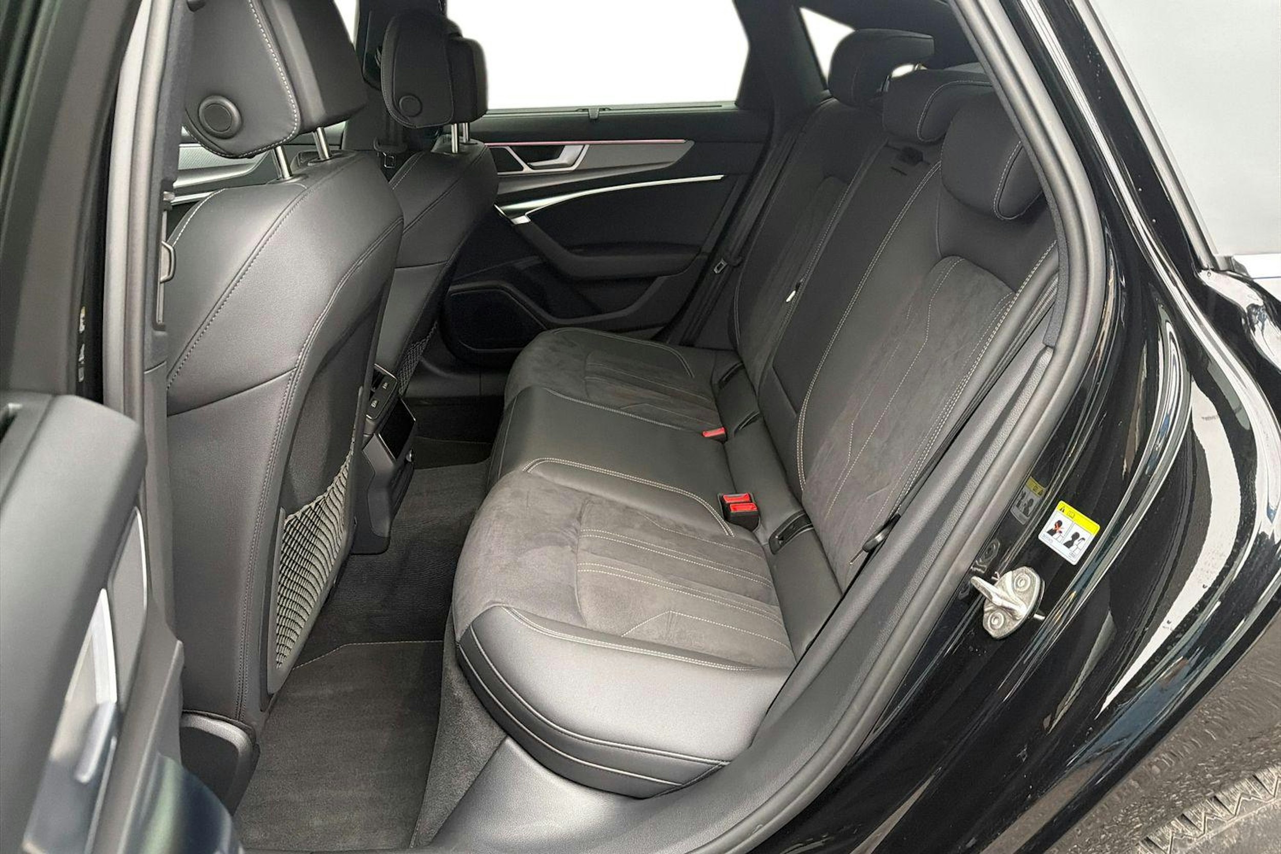 musta Audi A6 2025 kuva 8.
