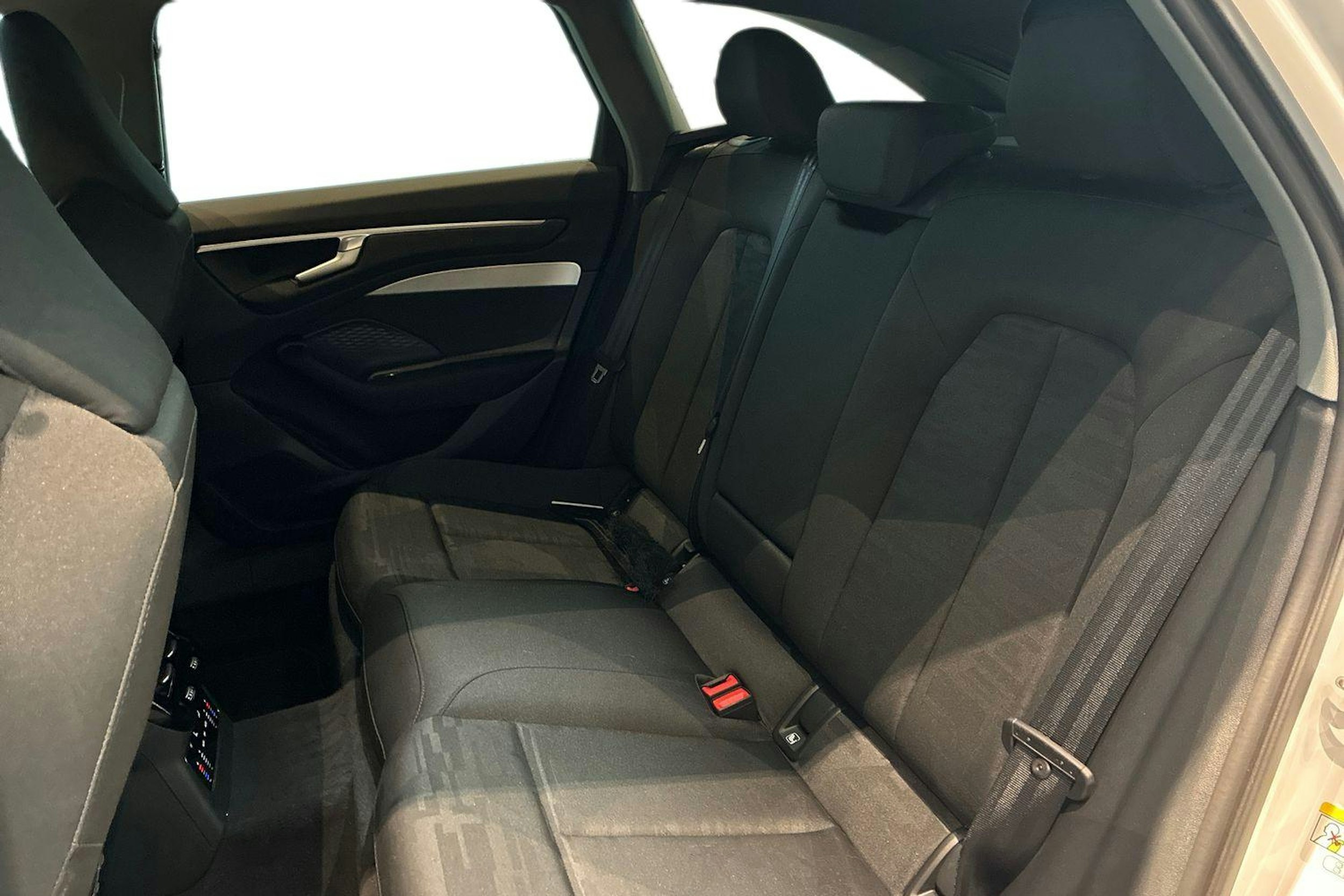 valkoinen Audi A6 2025 kuva 8.