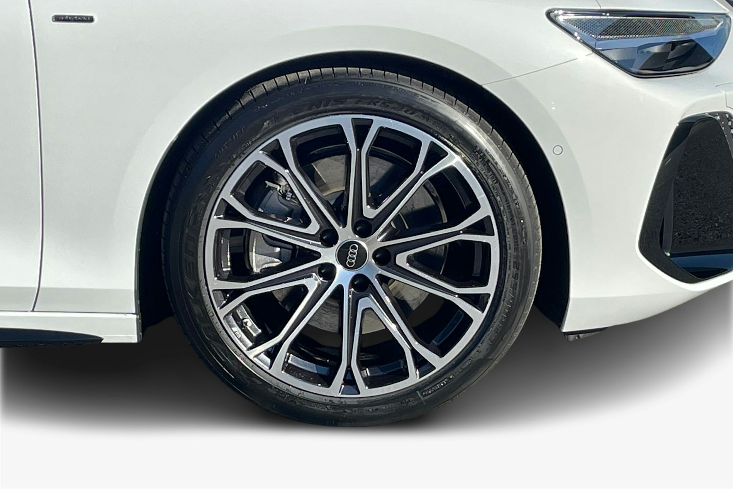 valkoinen Audi A6 2025 kuva 9.